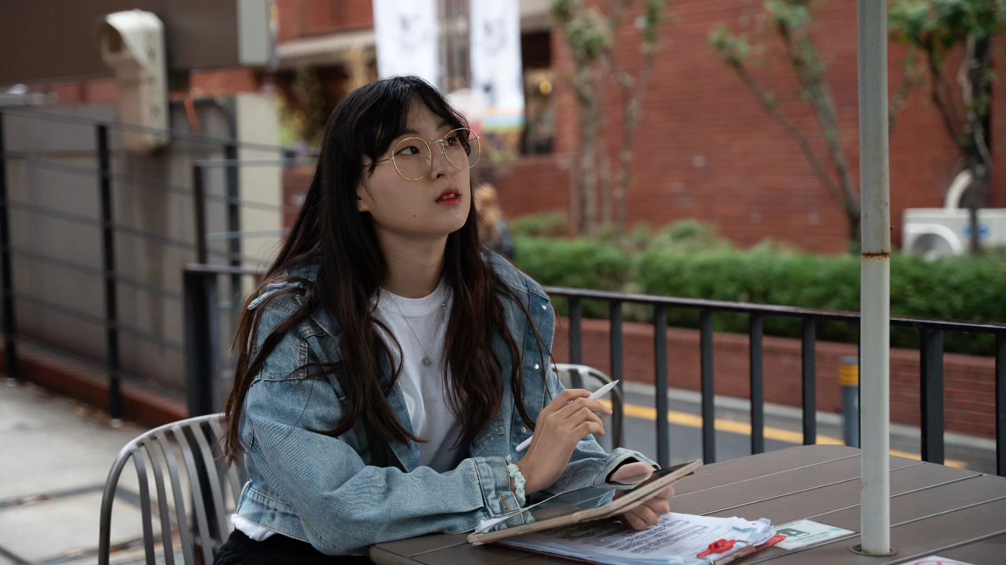 예술과 만남의 거리 #대학로
.
.
비가 내리고 난 다음의 대학로는 고요합니다

고민하고 아이디어를 얻기 좋은 거리인 것 같아요

생각이 복잡해 주변을 둘러보면 한명 두명 걸어다니는 사람을 볼 수 있는데요

몇몇 사람들 덕분에 새로운 재미를 얻을지도 모르겠습니다😁

Photo : eotteon_synopsys
Model : b.young513 / h.isee0513

#대학로 #모리셔스브라운 #플러스카페 #아르코예술극장 #마로니에공원 #청년 #예술가 #작가 #배우