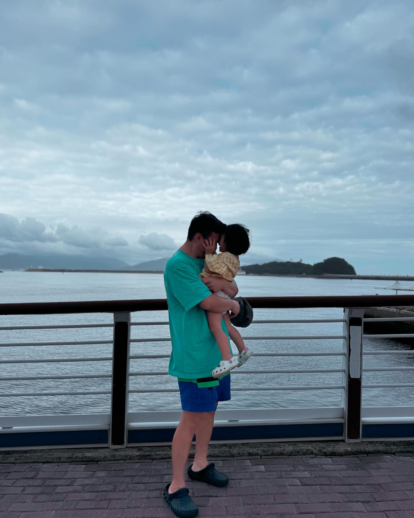 24.7/26~28일
#여수여행

사촌동생 시댁이지만 
동생이랑 조카랑 놀겸 
장장 7시간에 걸쳐 도착한 여수여행

일찍 출발했지만 
출발하자마자 똥마렵다부터 시작해서
휴게소란 휴게소를 다 들려서 도착한 여수

날씨가 흐렸지만 
오랜만에 보는 바다는 너무 좋드라💕
.
.
.
.
#2박3일여수여행 #가족여행 #신나는여행
#여행은언제나즐겁다 #여행은언제나옳다 
#올여름은너무덥다 #여수밤바다 #여수엑스포역 
#어른3아이4여행 #여수는처음이라 #해산물잔뜩먹기