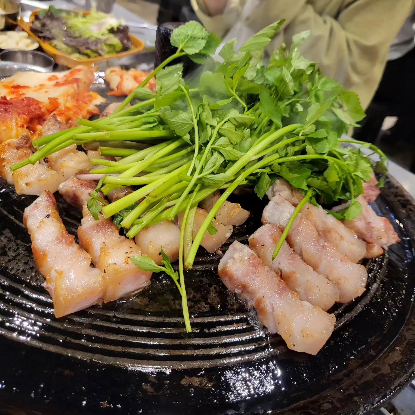 #2024갓생살기 

대구 솥뚜껑에 구워 먹는 고기집!!
직원분이 처음부터 끝까지 구워주시고, 미나리 추가 주문해서 콩나물이랑 김치랑 구워먹으면 최고랍니다! 주류 시키면 얼음 양동이에 나오는 서비스까지!

😆주문메뉴
미박 삼겹살(150g) 2인분
특목살(150g) 2인분
청도 미나리

😆목구멍 월배점
주소: 대구 달서구 조암남로 32길 22 가동 1층
영업: 매일 15:30 ~ 24:00 (23:30 라스트 오더)
전화: 0507-1431-9955
주차: 매장 앞 이중주차 약 8대

#대구맛집 #대구월배맛집 #대구월배고기집 #대구월배삼겹살 #대구월배술집 #대천동맛집 #대천동술집 #대천동고기집 #대천동삼겹살 #진천역맛집 #진천역술집 #진천역고기집 #진천역삼겹살 #목구멍 #목구멍월배점 #먹팔 #먹스타그램