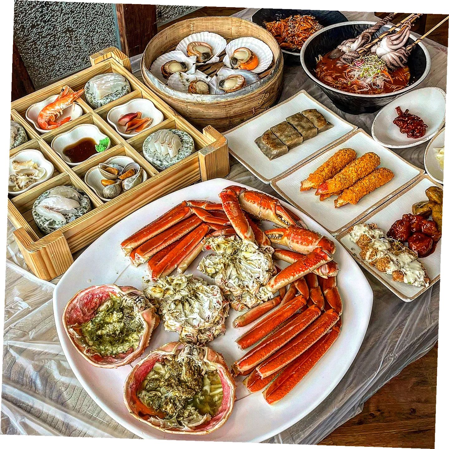 [강원도 속초] #비치대게 (대게 전문점) 

속초 동명항 가까이에 있는 대게 전문점 비치대게예요
직접 대게를 사서 상차림비를 내고 3층에 올라가서 먹는 시스템인데요~ 
다른 곳보다 저렴히 대게 사서 드실 수 있어요 
네이버 예약하고 가면 좀 더 저렴하게도 먹을 수 있어기본 셋팅 음식들도 맛있고, 대게도 살이 꽉차서 남아서 싸가시기도 하더라구요~
게딱지밥이랑 라면도 꼭 다 드세요~ 

----
🏘주소: 강원 속초시 중앙로 260
💰가격: 대게. 킹크랩. 홍게. 털게 (변동) 1인상차림 (4.) 

----
#속초맛집 #비치대게# 속초대게 #속초대게맛집 #속초동명항맛집 #동명항맛집 #속초맛집추천 #속초핫플 #속초현지인맛집 #속초가볼만한곳 #속초여행 #동명항대게 #동명항 #동명항맛집 #속초핫플 #속초여행맛집 #속초여행코스 #먹팔 #먹스타 #맛스타
#좋아요 #좋아요반사 #수슐랭가이드