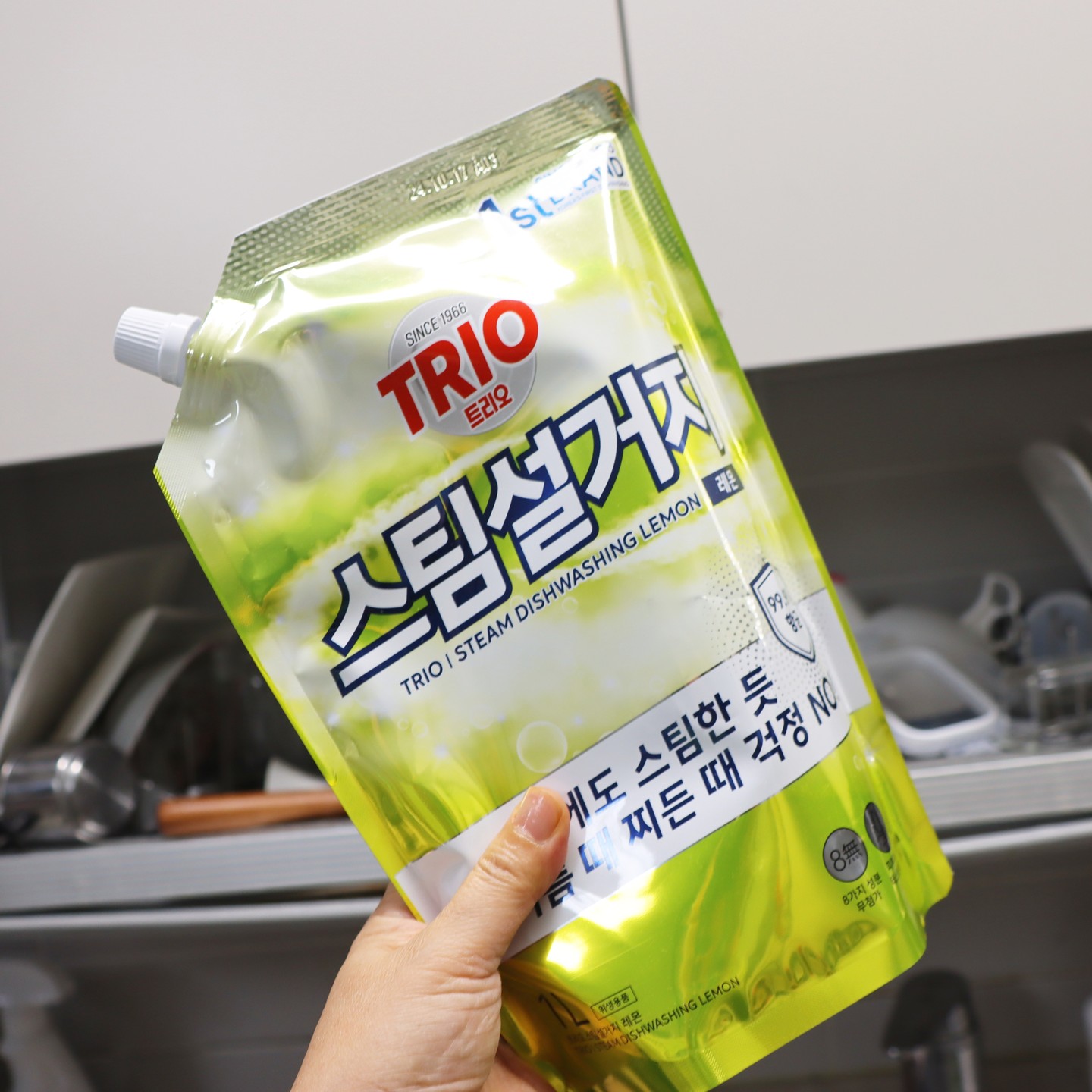 [AK Lover 제품지원]

구연산을 함유하고 있어 찬물 설거지에도 기름기와 찌든 때가 제거되니 설거지를 편하게 만들어주던 트리오 스팀설거지항균 주방세제
주방세제를 이용해 뽀독하게 그릇을 씻어내고 흐르는물에 헹궈내도 세균이 남아있지 않을까 살짝 걱정되기도 하는데 트리오 스팀설거지는 항균력 99.9로 찬물에 설거지를 해도 스팀한 것처럼 찌뜬 때, 기름기제거에 탁월한건 물론이고 식중독 원인균(황색포도상구균, 대장균)도 효과적으로 제거해 준다니 믿음이 갑니다.
인공색소, 전인삼염, 파라벤 6종 무첨가 및 피부 자극 테스트 완료로 성분 자극 걱정없는 트리오 스팀설거지 항균 주방세제라 맨손으로 설거지를 하는 제게는 딱인 제품이더라구요.

배달음식을 먹을때 포장해온 프라스틱용기들 그냥 음식은 괜찮은데 제가 육계장, 짬뽕이나 빨갛게 볶은 음식을
담은 건 주방세제를 듬뿍 사용해서도 제대로 지워지지 않아 다시 씻는 경우가 많았답니다.
기름이 가득 담긴 프라스틱용기를 뜨거운물에 헹구지 않으면 뽀독한 느낌이 들지 않고 양념이 잘 지워지지 않는데
기름때제거에 탁월한 트리오 스팀설거지는 오염제거에 강력한 구연산을 함유해
찬물에 설거지를 해도 스팀한 듯 뽀독하면서 더욱 깨끗하게 씻을수 있었답니다.

aekyunglover 

#AKLover #트리오 #스팀설거지 #주방세제추천 #주방세제 #주방세제리필 #기름기제거 #구연산 #찌든때제거 #항균주방세제