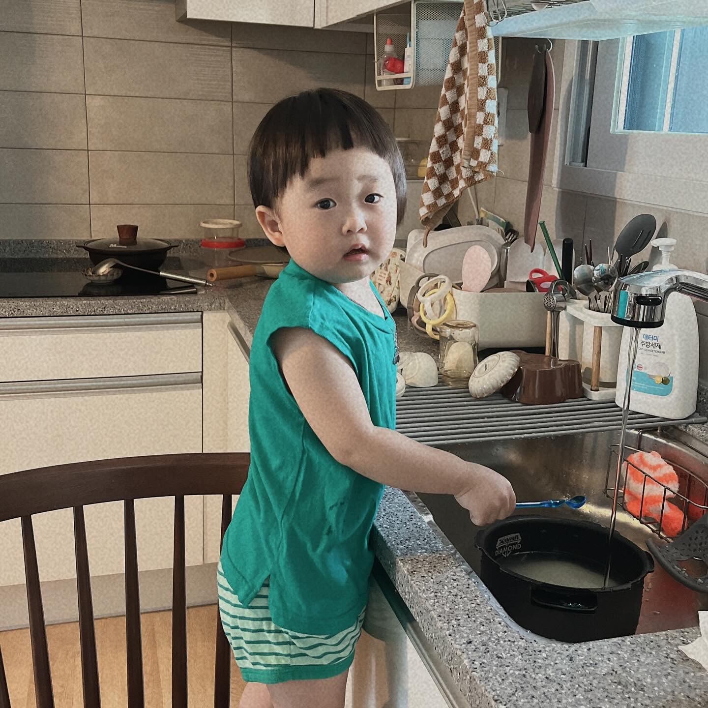 🏷️ #25개월 엄마랑 같이 할고야 🫧🩵💚

차니: 엄마는 내꺼야 .ᐟ 아빠꺼 아니고 .ᐟ  차니꺼 .ᐟ 
아빠랑 내 소유권을 주장하면서 
매일 귀여운 사랑싸움을 하구

엄마가 하는건 뭐든 한번씩 해보고 싶어하구
열심히 해보구 
차니가 도와줘서 고마워~ 
혼자 이야기하구 

모두제자리~ 모두제자리~ 장난감을 가지고 놀다가 ~
어린이집에서 익힌 
정리정돈 노래를 부르며 생애 첫 
놀잇감 정리도 하기시작했구

밤잠 자기전에 불을끄고 
천장에 그림자를 보면서 
차니: 망고를 사랑해 .ᐟ  엄마도 사랑해 .ᐟ 
많이 많이 사랑해 .ᐟ  아 .ᐟ  아빠도 사랑하지 .ᐟ 
매일 이야기하면서 안아주고 

물총놀이,나무물주기에 푸욱 빠져있구 
3주동안 감기로 고생했지만
극뽀옥 .ᐟ 했구 

하나,둘,셋,넷,다섯,일곱,아홉,열
서툴지만 숫자도 세어보고 

복숭아,체리,블루베리에 푸욱 빠져있구 
🍑🍒🫐
나는 수박무지좋아하는데 
과일중 유일하게 수박은 거부하구

양치질하며 오글오글 꿀꺽하더니
오글오글 퉤 성공 했구
세수도 혼자하고싶어하구 
로션도 혼자바르고 싶어하구 

스스로해보고싶어하구 
엄마가하는건 뭐든 해보고싶어하는
25개월의 끝자락에서 차니 성장기록 💚

#25개월아기 #찬