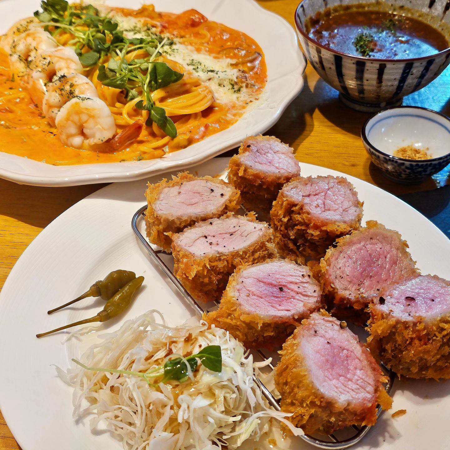 비주얼 부터 맛없을 수 없는 여기 💕
돈카츠와 파스타 맛집 동백카츠 창원 상남점

부드럽고 육즙 가득한 안심카츠와
꾸덕꾸덕한 새우 로제파스타가 맛있었어요
동백수제커리도 진한 맛에 밥과 같이 먹어도
돈까스를 푹 찍어 먹어도 좋았다는 😋
한라봉🍊 에이드도 맛있규
음식 맛도 좋고 가게 분위기도 좋아서
다른 메뉴도 먹어보러 또 방문할꺼에요오

🎀동백카츠 상남점
🫧경남 창원시 성산구 단정로 13 1층
🫧11:00-21:30
🫧평일 브레이크타임 15:00-17:00
☎️ 055-262-4644

#동백카츠상남점 #창원돈까스 #창원상남동돈까스 #상남동맛집 #상남동파스타 #창원상남동파스타맛집 #상남동데이트맛집 #창원동백카츠 #동백카츠