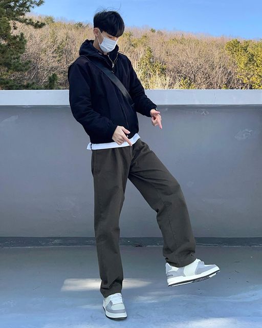패션맛집 메모 on Instagram: "#체험단 #이피티 #무신사 
앞서 먼저 이렇게 좋은 기회이자 경험을 제공해주셔서 정말 영광이고 감사드립니다!

제품은 이피티 펫텅 스니커즈 [토푸 그레이] 270사이즈 입니다!

<후기>✋🏻
저는 평소에 스니커즈를 좋아하여 자주 신고 애용하는 신발 중 하나입니다. 그런데 두꺼운 신발은 없었는데 이번 기회를 통해서 착용을 해보니 얇은 스니커즈 보다 훨씬 포인트를 많이 잡아주고 스타일링에 있어서 확실한 신발 스타일링을 할 수 있어서 되게 좋았습니다!

<착화감>✋🏻
그리고 신발이 두꺼워서 신발이 무겁거나 착화감이 좋지 않다? 이피티 스니커즈에서는 완벽한 착각일 것 입니다. 지금까지 신었던 신발 중에서 가장 착화감이 편하고 좋았으며 이걸 작성하고 있는 이 순간에도 신고 있는데 착화감도 너무 좋고 무게 또한 가볍습니다! 

<사이즈 팁>✋🏻
저는 원래 270을 신어서 그대로 270을 받았는데 저의 발은 얇고 긴 편입니다! 그래서 길이도 딱 맞았고 저와 같은 발 모양이신 분들은 정상이즈 구매하시면 될 것 같습니다! 

<스타일링 팁>✋🏻
사진을 보시면 저는 캐주얼한 코디로 연출을 하였는데 신발 자체가 스니커즈이고 색감이 화이트와 그레이가 섞여 있어서 무채색 코디에서는 색감 포인트로 잡을 수 있고 색감 코디에서는 자연스러운 캐주얼 느낌을 더 잘 내실 수 있으실 겁니다! 

요약🌿
1. 두꺼운 신발임에도 불구하고 이쁜 디자인과 가벼운 무게, 걷고 싶게 만드는 착화감
2. 어디든 매치하기 쉬운 디자인과 색감
3. 너무 이쁘다
4. 살까 말까가 아닌 사야하는 신발"