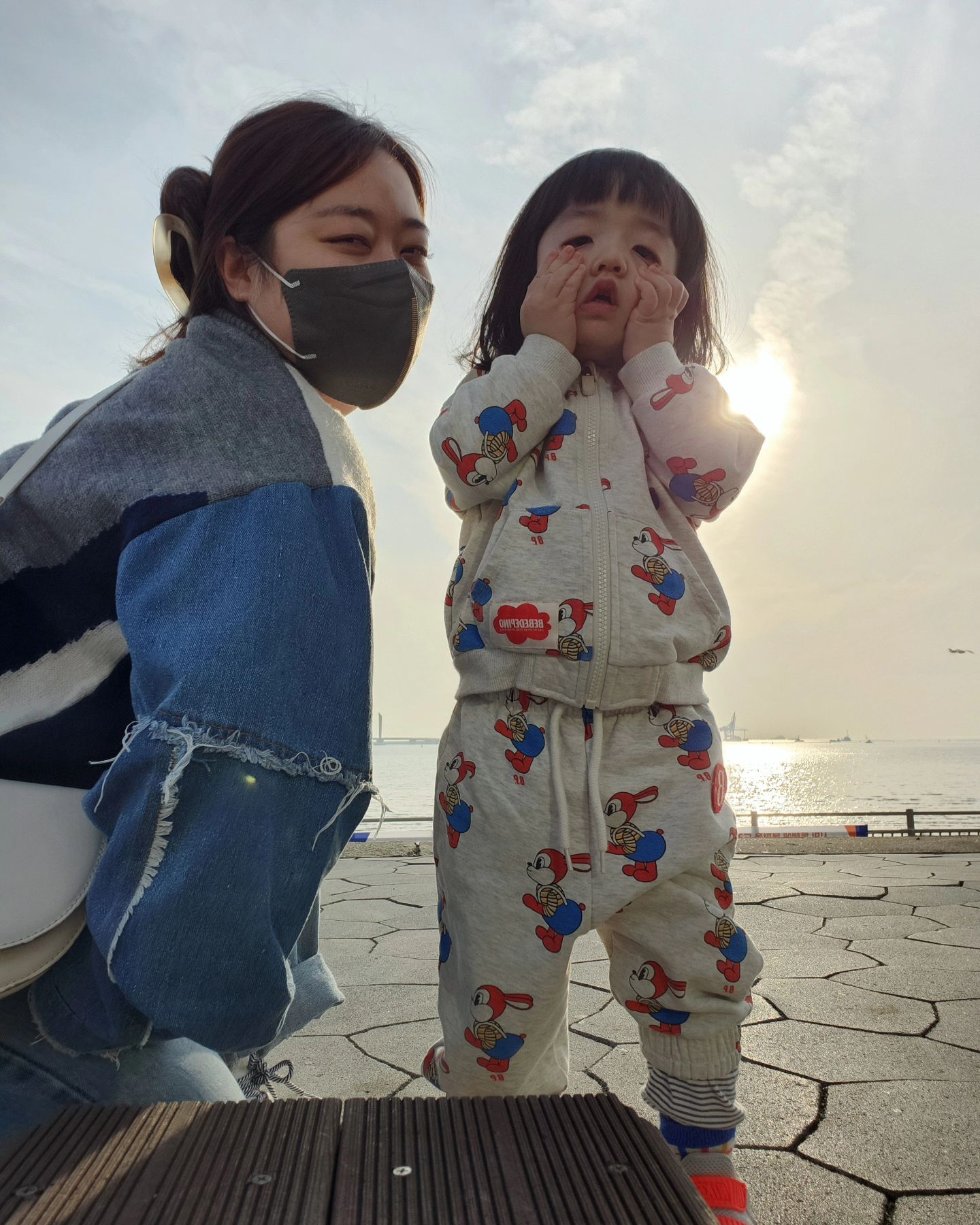 _​​🇬​​​🇬​​🇴​​​​🇲​​🇮​☻
⠀
🔖  April ᰔ

1 ·۰•엄마랑 한컷
2 ·۰•간만에 가족사진
3 ·۰•아빠랑 한컷
4 ·۰•오이도로 급 콧바람쐬러
5 ·۰•셀프 짜장수염ㅋㅋㅋㅋㅋ
6 ·۰•인천할미가 하원시켜주심! 우산들고 해맑음
7 ·۰•엄마생일 서프라이즈 파티 - 1탄
8 ·۰•엄마생일 서프라이즈 파티 - 2탄
9 ·۰•엄마생일 서프라이즈 파티 - 3탄
10 ·۰•아빠랑 꼬미랑 합동으로 쓴 편지!💟

#밀린피드
#열심히놀자
#꼬미일상
#기록해주는엄마
⠀ 

⠀
