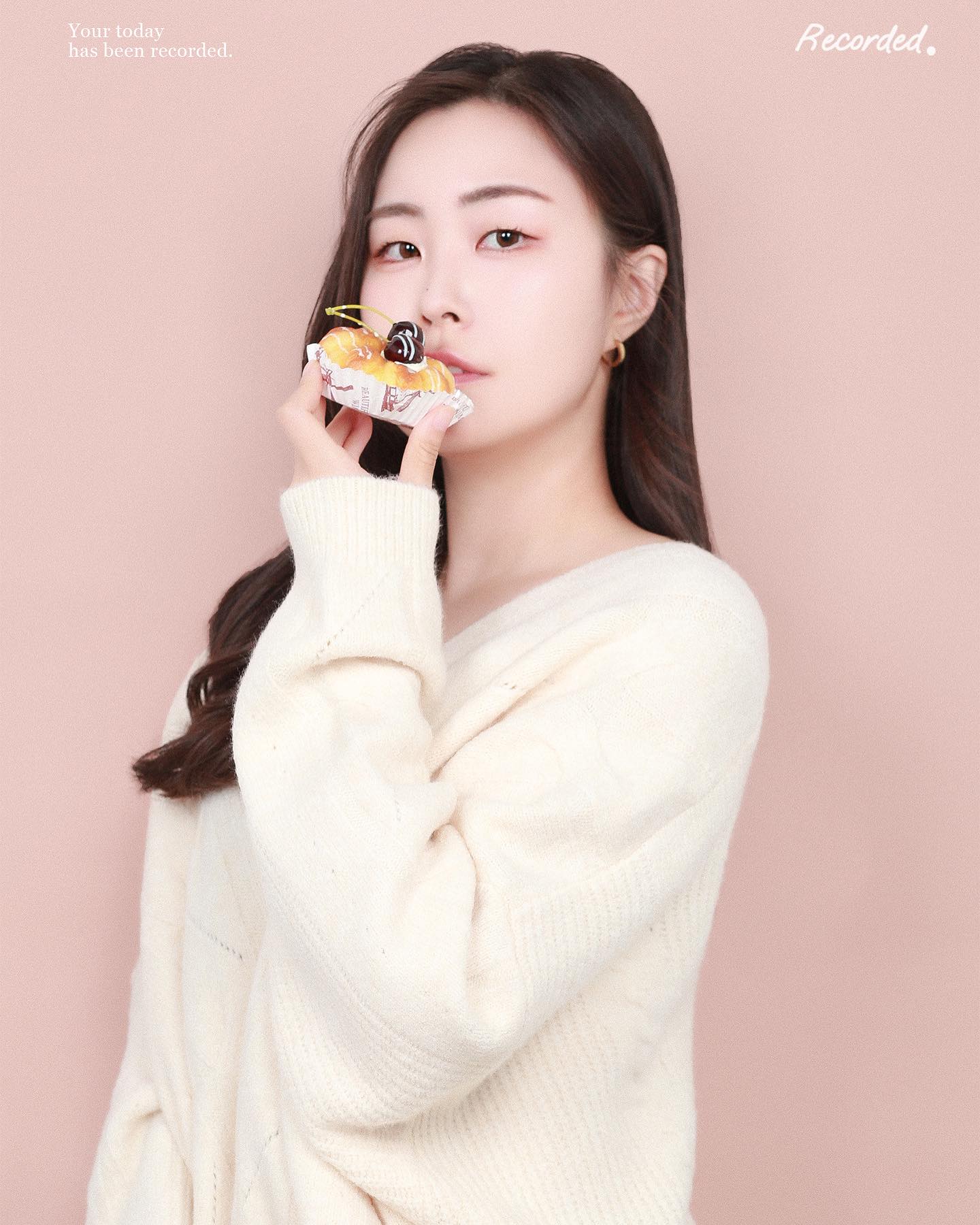#협찬 나랑 케이쿠 먹을 사람~🧁

앞에 사진작가님 계셨으면 무척 어색한 표정이 나왔겠죠~?
근데❗️레코디드는 셀프 사진관이어서 부담 없이 찍을 수 있어요!

📎10분 동안 무제한 셀프 사진 촬영
선택한 1장 사진에 대한 1:1 밀착보정 & 인화 및 파일 제공으로 구성되어 있어요-

배경지도 많아서 원하는대로 바꾸고 소품들도 있어서 내 맘대로 스티커 사진 찍듯이 찰칵 찰칵~📸
저는 지각해서 4분만에 사진 찍었는데도 이 정도 꽤나 만족스러움ㅎ

보정 진~~짜 꼼꼼히 해주셔서 거의 숨죽이고 있었음ㅎㅎ
야금야금 다른 사람이 되어 가는 저의 모습을 보았답니다😉
별로 보정 크게 안 들어 간 것 같은데 전후 차이 역시 나긴 나더라고요~~

#레코디드 #증명사진 #셀프증명사진 #셀프사진관 #프로필사진 #건대증명사진 #건대프로필 #성수프로필 #프로필사진추천 #사진스튜디오추천