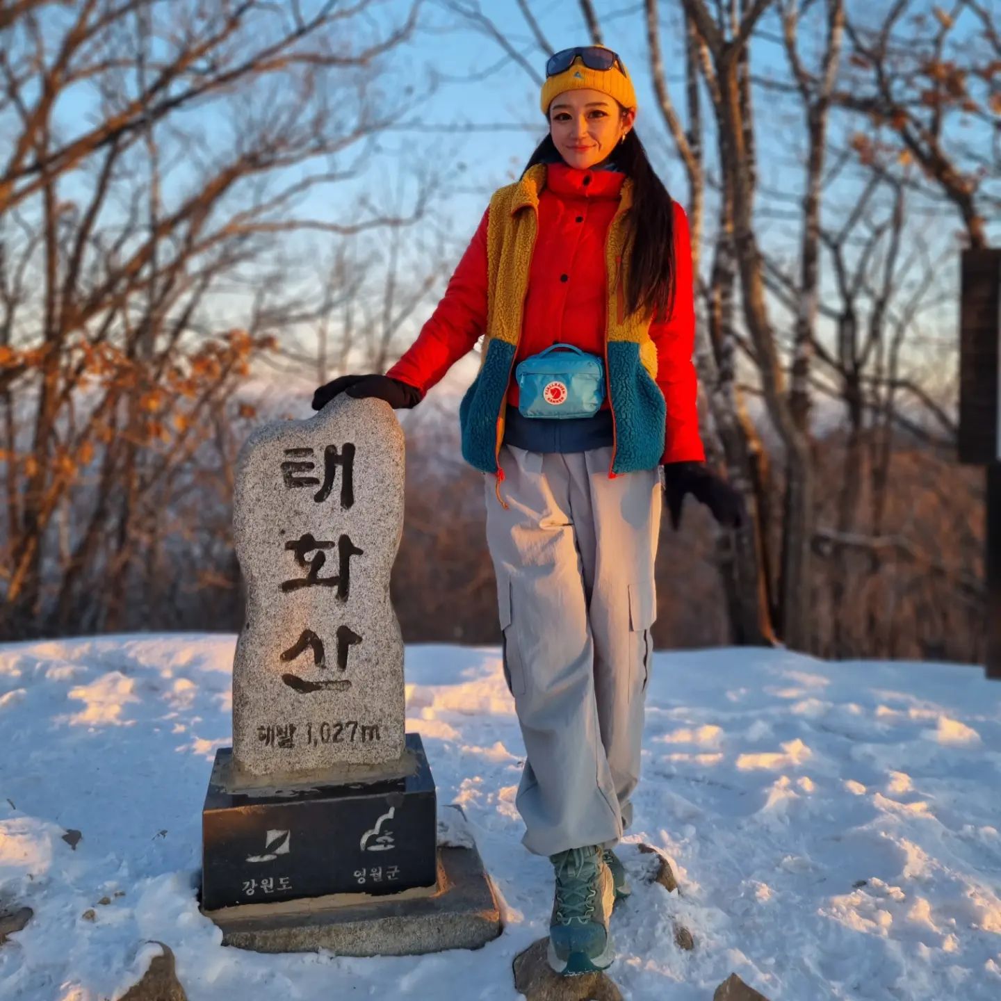 산의 풍경이 완전히 달라지는 겨울산행의 매력🏔❄️

햇빛이 눈과 얼음에 반사되어 빛나는 모습은 동화같고☃️❄️🌤

온도가 차갑지만 신선한 맑은 공기를 선사해준다🌬

검은 도화지같은 밤하늘에 무수히 많이 
하얗게 점찍은 반짝이는 별들을 따라 
하루가 밝아오는 일출을 오랜만에 보고 웃음지어보고 인증🏔

고라니 울음소리 처음 들어 보았는데👀
살짝 무섭😆

#강원도#영월#태화산#겨울산행#일출