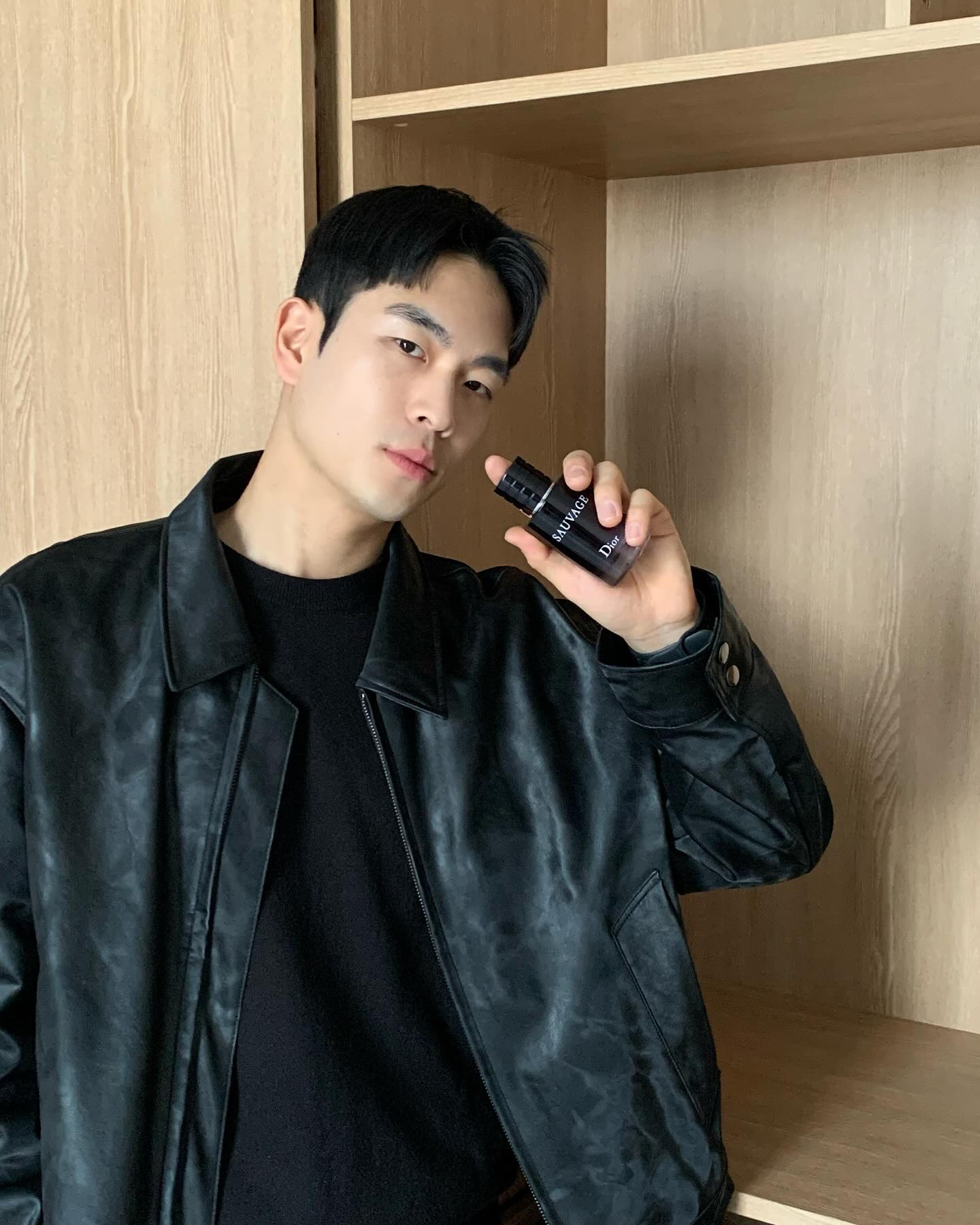 #광고 diorbeauty 나의 데일리 스킨케어 루틴공유 👦🏻
남성피부만의 특성을 고려하여 세심하게 제작된 디올 맨즈케어
너무 무겁지않고 수분영양 꽉꽉 채워주는게 너무 만족스러웠던 제품입니다
추가로 향수는 상쾌하면도 우디한 소바쥬향이 하루종일 오랫동안 지속되어 저의 데일리향수가 되었답니다 

#디올향수#디올소바쥬#소바쥬오드뚜왈렛#소바쥬클렌저#소바쥬토너#소바쥬세럼#선물추천#남친선물#남편선물