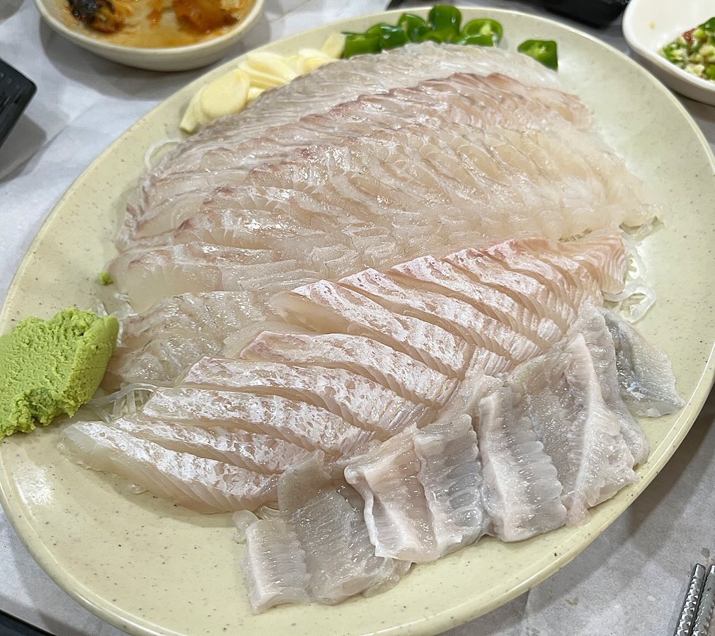 📍 대전 대흥동 두꺼비수산

✧ 광어회(중) 40000원

가성비도 뛰어나고 회 퀄리티도 좋은 오랜 역사가 있는 곳이에요!
거의 매일 웨이팅이 있는 곳이에요
요즘엔 방어철이어서 대방어도 많이드시더라고요
회 별로 안 좋아하는 저도 신선해서 맛나게 먹고왔어용🥹

#딤딤맛집 #대전 #대전여행 #대전맛집  #food #대전데이트  #먹스타 #먹스타그램 #맞팔 #선팔 #선팔하면맞팔 #followforfollowback #like #daejeon #대흥동 #대흥동맛집 #은행동 #은행동맛집