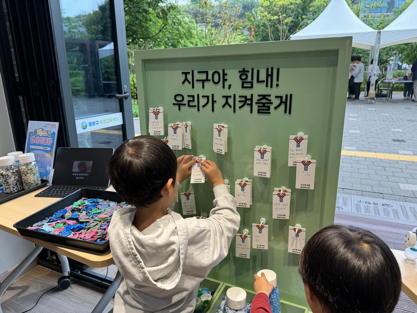 ✋내가 GREEN 중랑 ; 패션이스탑✋

👚 패스트패션이란?

빠르게 변하는 유행에 따라 값싸고 대량 생산되는 의류
하지만, 패션산업은 전 세계 탄소배출량의 8~10%차지😱

패션산업과 기후위기의 관계를 알아보고 지속가능한 패션에 대해 고민하기 위해!! 

🌳 #중랑구환경교육센터 준비한 #환경교육특별주간 현장체험 프로그램

🍃용기내팝콘
용기를 가져가면 팝콘을 담아줘요!

🍃실크스크린

🍃자전거발전기
자전거를 돌려 바나나 우유를 만들어보아요!

🍃보드게임몰키
나무만 있으면 되는 친환경 보드게임!

🍃모종나눔
제주 토종 종자로 키운 모종 나눠드립니다!

🍃쭈물럭 비누로 멸종위기 동물 만들기

🍃실감미디어로 알아보는 해양쓰레기

그 외에도 다양한 활동이 준비되어있습니다❤️

🌳 부스를 방문하여 5가지 이상 스템프를 받으면 글라스락도 선물로 드려요❤️❤️

✔️관련된 내용이 더 궁금하신 분들은! 중랑구 환경교육센터 공식 블로그

6월 환경의 달을 맞아 그 어느때 보다 많은 프로그램이 기다리고 있습니다

다음 환경교육특별주간도 놓치지 마세요😘

https://blog.naver.com/jn_eco_edu/223448410374

​
#중랑구환경교육센터 #중랑구환경교육센터온라인기자단 #2기온라인기자단 #실크스크린 #자전거발전기 #보드게임몰키 #몰키 #모종나눔 #해양쓰레기 #환경교육주간 #환경의날 #지속가능패션
#어린이체험 #어린이체험학습 #내가GREEN중랑 #패션이스탑 

​’본 포스팅은 제2기 중랑구 환경교육센터 온라인기자단 활동으로 소정의 원고료를 지급받아 작성되었습니다.‘