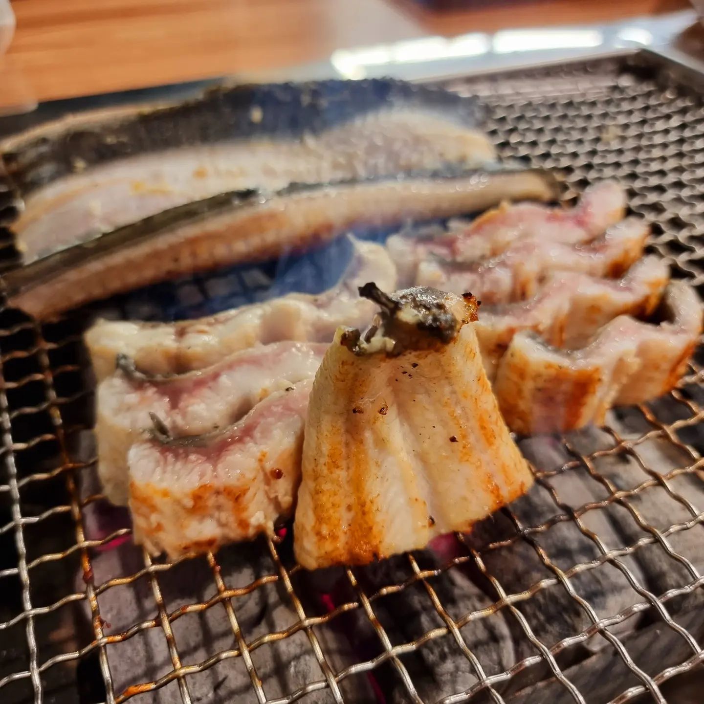 🍽#협찬 #2023혠님맛집 백서른다섯번째집
🐟🍷#단관민물장어 무실점
☝🏻장어,먹장어요리
🗺강원 원주시 만대공원길 24-2 1층
⏰️매일 17:00 - 22:00
20:00 라스트오더
⏰️매달 2,4번째 일요일 정기휴무
📋국내산 민물장어 1kg 69,000(싯가)
📋복분자 12,000원
👶🏼원주로 이사간 동생 자주만나기 힘드니까
내가 미리 원주로 가서 연휴에 같이 시간보내기
동생 퇴근시간 맞춰서 예약해놓고 맛있게 먹었어용
사장님도 친절하시고 장어도 짱크고 맛있어용👶🏼👍🏻
.
#여행 #맛집 #카페 #술
#food #coffee #alcohol
#hyennimmm #혠님
#혠님원주 #혠님장어
#좋아요반사 #맞팔 #소통 #일상
#KOREA #Korean #Southkorea
#instafood #instagood