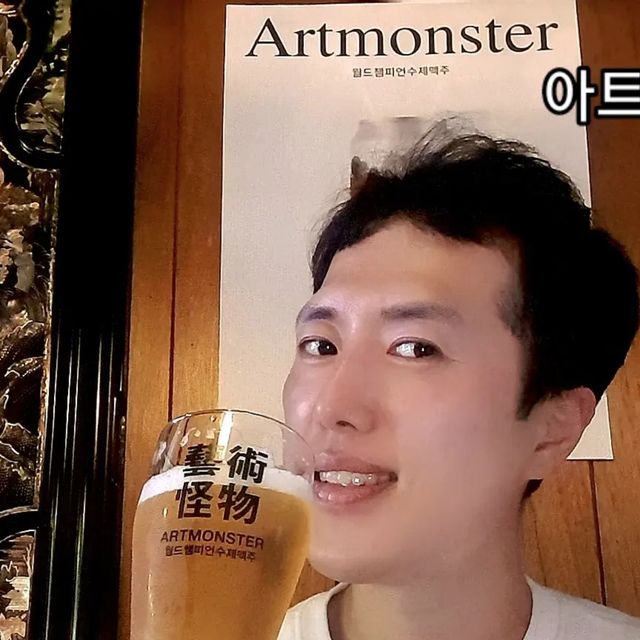 김동한(동하니) on Instagram: "#광고 #핫플추천 #서울핫플 😀수제맥주가 예술인곳. 아트몬스터 홍대점에 다녀왔다 ✍️아트몬스터는 외국의 한 외신기자가 한국의 맥주는 북한의 대동강맥주
