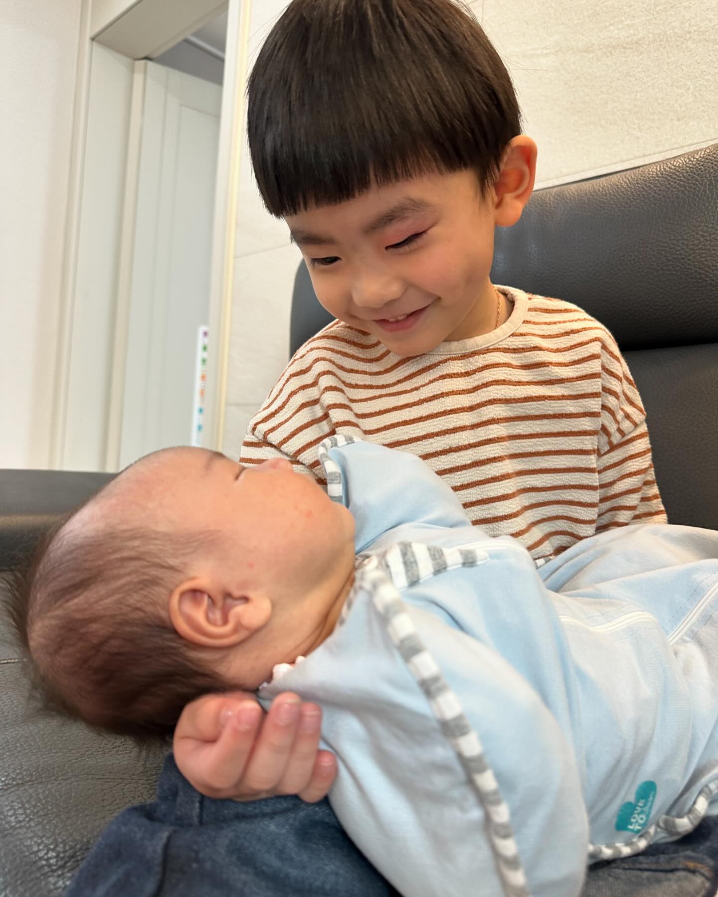 사랑스러운 현솔남매💛
이솔아 이현오빠야~❤️
울 이효이 꼬동이 뱃속에 있을때 맨날 이름 불러주고 노래불러줬는데 세상에나 이렇게 안고있는 투샷을 보니 엄빠맘 뭉클🫶🏻🫶🏻🫶🏻
너무 이쁘다 이뻐 정말🙊❤️
슬슬 내 계정도 현솔남매 지분으로 바뀌겠군🤣🤣😆
#남매스타그램