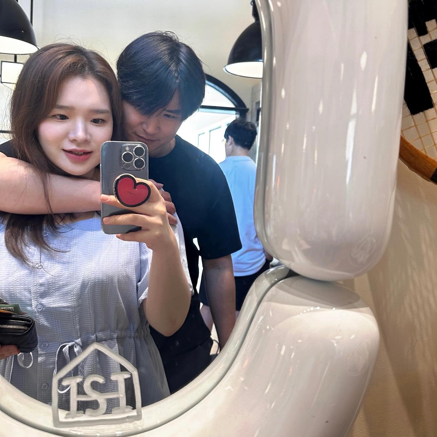 -
좋은 곳, 좋은 음식, 좋은 날씨를 보면 
이제는 나보다 먼저 “나중에 어머님 아버님 모시고 오자!”라고 말할 줄 아는 너의 한결같은 따뜻함은 
늘 나에게 감사함을 깨닫게 만들고, 
그냥 말뿐이 아니라 늘 실천을 해주는 너의 책임감은 
나를 늘 겸손하게 만들어. 
감사하지, 감사할 수 밖에.
-