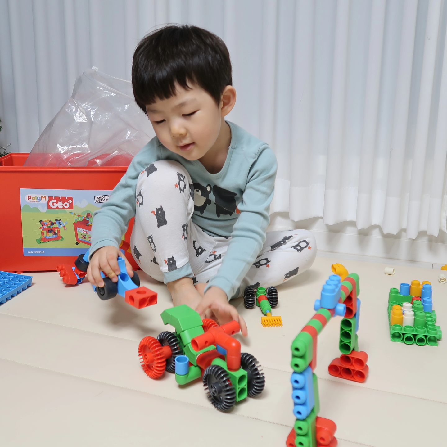 #협찬

이번주엔 폴리엠 메카닉과 지오플러스의 합작!
자동차 레이싱 경주놀이를 해봤어요 ^^

메카닉으로 레이싱카와 피니시라인 만들어서
다양한 자동차들과 경주를 해봤답니다.
블럭들의 응원을 받으며 시합을 하니 더 재밌었어요👍

보관박스 뚜껑으로 경사로를 만들어 자동차 굴리기!
줄지어 가는 자동차들 놀이하느라 2시간 가까이 놀았네요 ㅎㅎ

메카닉과 지오플러스의 차이는 블로그에 자세히 기록했어요~

-
kidsschole.official
#키즈스콜레 #폴리엠메카닉 #폴리엠블록 #유아블록 #6세블록 #블록장난감추천 #6세장난감 #독일명품블럭 #안전블록 #장난감블록 #유치원교구 #키즈카페블록 #어린이집교구 #창의블록 #만지는원리과학 #독일HAPE #친환경브릭