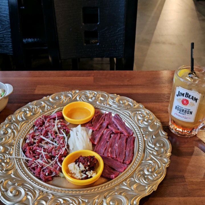 대구 동성로에 100% 한우로 만든 육회와 육사시미를 즐길 수 있는 술집이 있다?
맛있는 육회와 육사시미를 즐기기 위해 대구 화양 1977 제가 다녀왔습니다

🔻🔻🔻
https://m.place.naver.com/restaurant/1010917059/home?entry=plt

요즘 날이 덥다보니 시원한 술이랑 먹고 싶어서 달달함을 담은 피치하이볼과
육회 육사시미 세트를 시켜서 즐기기!

피치하이볼 달달하고 시원하니 더위를 넘기기 너무 좋은 픽!
육회, 육사시미 세트도 너무 만족했는데 세트로 시켜서 두 가지를 모두 즐길 수 있는게 넘 좋더라구요
쫄깃하고 같이 찍어먹는 기름장과 양념장도 맛있어서 하이볼과 함께 금방금방 마셨네요ㅎㅎ

화양 1977은 2, 3층으로 되어있었는데
2층은 2인~15인까지 단체로 와서도 맛있는 술과 음식을 즐길 수 있는 다양한 크기의 룸과 넓은 홀을 가지고 있어요
3층은 130명의 단체 손님도 받을 수 있을정도로 커서 단체 모임 장소로 가기에 딱이더라구요!
2, 3층 모두 남녀 분리 화장실과 흡연실이 있어서 담배를 피는 분들 굳이 밖으로 나가지 않아도 되는가봐요ㅎㅎ

진행중인 이벤트 간단하게 안내드릴게요
- 한우육회, 한우육사시미 몇번을 시켜도 50%반값 이벤트
- 딸기과일소주 첫주문시 1,000원 이벤트 진행사항 전달 해주세요
- 생일날 방문하시면 샴페인 1병 서비스

생일날 방문해서 딸기과일소주를 첫 수준하고 한우 육회나 한우 육사시미 시키면
이벤트 종합 세트 아닌가요?ㅎㅎ

맛있는 100% 한우 육회와 육사시미, 그리고 다양한 종류의 술까지 맛있게 한 끼 완료!
동성로 단체 모임 장소 찾거나 맛있는 육회, 육사시미를 안주로 술을 즐기고 싶은 분들 방문 추천해요!

#협찬 #리뷰노트 #동성로데이트 #동성로생고기집 #동성로한우육회 #동성로모임 #동성로데이트모임 #동성로단체술집 #동성로단체모임 #동성로술집 #대구단체술집 #동성로데이트모임맛집 #먹팔 #먹팔맞팔 #맞팔 #선팔하면맞팔 #인친해요 #소통해요