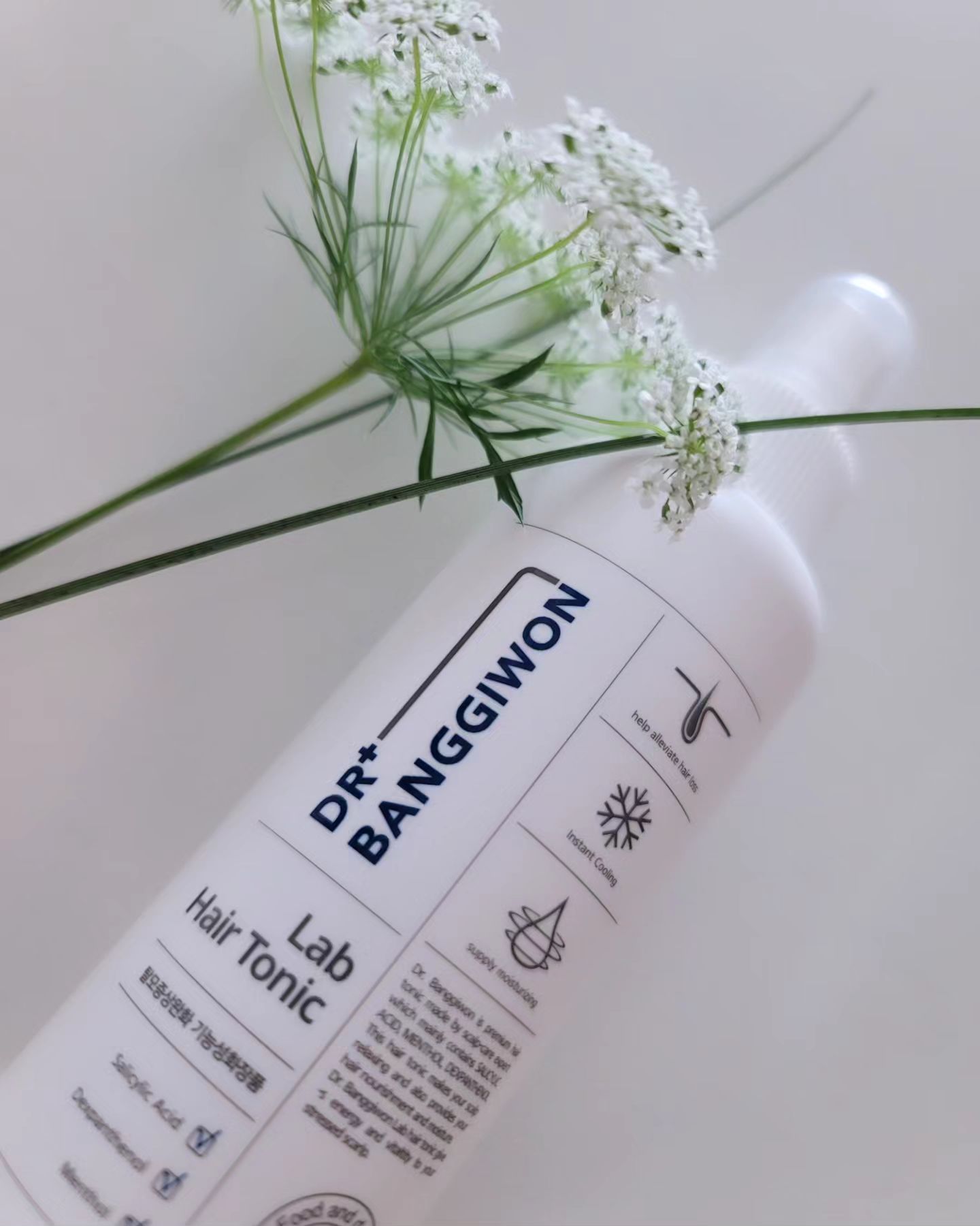 🌷부부피부 #광고 dr.banggiwon  닥터방기원 랩 헤어토닉

☝️ 간편하게 두피를 관리해 보아요!
칙칙! 두피에 뿌리고 가볍게
문질문질 마사지하면 끝^^
닥터방기원의 랩 헤어토닉 입니다.

✌️ 스트레스나 외부요인으로 인한 
두피열을 즉각적으로 내려주는 두피 쿨링효과!
진짜 뿌리자마자 확 시원해져요!
점점 더워지는 날씨에 더 많이 쓰겠네요.

👌 두피진정에도 좋지만 탈모전문 닥터방기원
이니 탈모증상 완화에도 좋고요
머릿결에도 좋아서 1석 3조예요👏👏

👍 뿌리고 나서 미끌거림이나 기름기
떡짐 걱정 전혀 없어요~ 
동영상 찍느라 많이 뿌렸는데도 
상쾌함만 남습니다 ㅎㅎ
24가지 식물성 추출물이라 그런지 다르네요^^

🏕 야외활동 많이 하시는 분!
운동 후, 잦은 펌염색, 건조한 두피,
두피 가려울때, 유분과 각질이 고민일때
등등 만능으로 쓰일 제품입니다. 
날씨 더 더워지기 전에 장만할 제품으로
강추 드립니다
⬇️
https://bit.ly/3B60dJR

#닥터방기원#dr.banggiwon#헤어토닉#두피에센스#두피앰플#두피열#두피토닉#두피영양제#탈모토닉