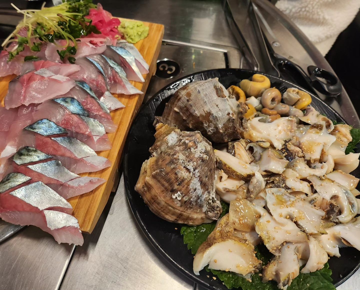 #오군포차 #해산물포차 #해산물찐맛집 #11자상가맛집 #대방어 #고등어회 #참소라숙회 #술이술술
.
집 근처에 해산물 찐맛집이 있다는건 행운🍀
방어 몇날몇일 노래를 부르다가 드디어~~
고등어회까지 서비스로 주시는 오군포차는 사랑입니다♥️
신랑님 좋아하는 소라숙회까지..
달다 달아~ 맛난 해산물 먹으러 멀리 바다까지 안가도 됨!!
.
.
.
#동탄해산물맛집 #오군포차본점 #해산물러버 #겨울엔방어