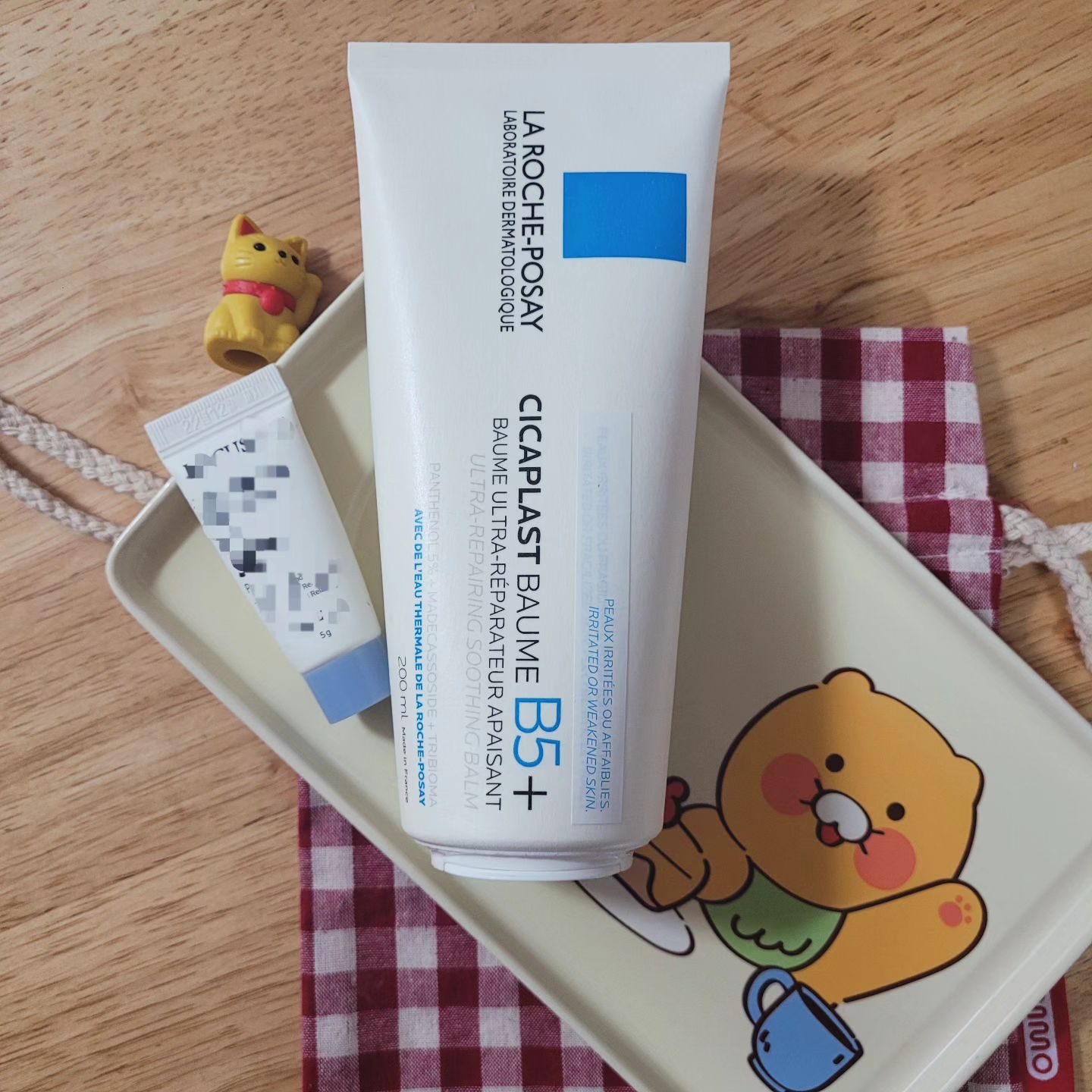 #협찬 
무너지지 않는 손상장벽케어
시카플라스트 밤B5+ 200ml🥰 
한국단독 200ml 슈퍼점보시카 출시
전세계 최초런칭 한국을 위해 탄생한
점보사이즈 시카밤이 왔어요 왔어요💕
1시간만에 손상 피부 장벽 2배 강화1)🔸️
외부 활동으로 인한 자극 진정 테스트,
자극 받은 피부 3.1배 진정2)🔸️
믿고 쓰는 #시카플라스트밤B5플러스
올리브영 온오프라인에서 할인가로 
1월에 선런칭하니 얼른 뛰어가세요~😸
.
용량이 대용량이라 이거 하나만 있으면
장벽케어와 겨울철 보습관리는 준비완료💗
얼굴과 바디 전체 대용량이라 팍팍 쓰고
민감피부용이라 온가족이 함께 쓸 수 있고
가장 피부가 예민한 우리 신랑이 제일
좋아하는 슈퍼점보 인생시카밤💜
매일밤 얼굴에 두껍게 올려서 슬리핑팩으로
건조해서 가려운 예민피부 에도
시카밤 하나로 우리가족 스킨케어 끝😍
.
플라스틱 사용을 줄인 소형캡에
종이와 플라스틱결합의 튜브로
플라스틱 사용을 무려 64.9% 줄인
환경을 생각하는 eco friendly 패키지 굿👍
.
🎉 올리브영 단독 선런칭 및 1월 기획세트
1월 한달간 올리브영에서 최대 31% 가격할인된 기획세트
시카밤 200ml + 시카로션 50ml 1개 & 시카밤 3ml 2개로 구성
.
🔸️ 각주
1) 32-64세 여성 26명을 대상으로 피부 각질층에 손상 유발 후, 제품 도포 1시간 후 제품 도포 부위의 피부 장벽 수분 손실량을 무도포 부위와 비교하여 얻은 결과, 개인차 있을 수 있음
2) 만 20-55세 한국인 여성 23명을 대상으로 런닝머신을 활용하여 피부 자극을 유발한 후, 제품 도포 직후 진정 지수를 측정한 기기평가 결과, 개인차 있을 수 있음

🔹️ 본 포스팅은 업체로부터 제품를 제공받아 직접 사용해본 후, 솔직하게 작성한 포스팅이며 개인차가 있을 수 있습니다.
.
.
.
#라로슈포제 #시카플라스트 #슈퍼점보시카 #장벽강화습관 #시카루틴 #인생시카 #겨울보습추천 #스킨케어추천 #올영추천템 #공정무역 #피부장벽케어 #이청아 #트라이바이오마 #마데카소사이드 #판테놀