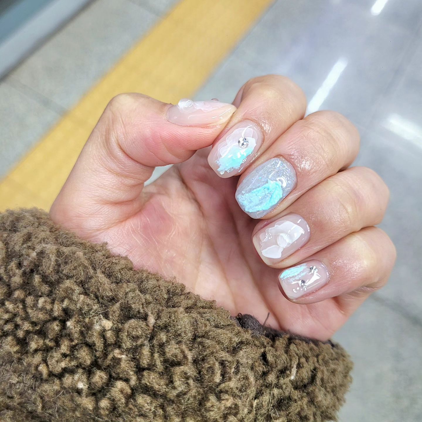 #협찬 💕특이한 아트 네일 ♡ #젤네일디자인 
 
휴양지 가니까 바다 바다한 느낌으로 하고 싶었는데 이달의네일아트중에 디자인이 신기해서 픽! 예쁘게 유지해야지~!! 한달후에는 또 갈아야하지만 즐겨야겠습니당♡♡
다음에는 또 무늬없는 네일로 도전!
 
👉🏻#이달의네일 #네일가꿈 e_nailshop_sj
 
 
[ 23.11.15.수.네일하면 기분 굿굿, 드뎌 오늘!뜬다 ]