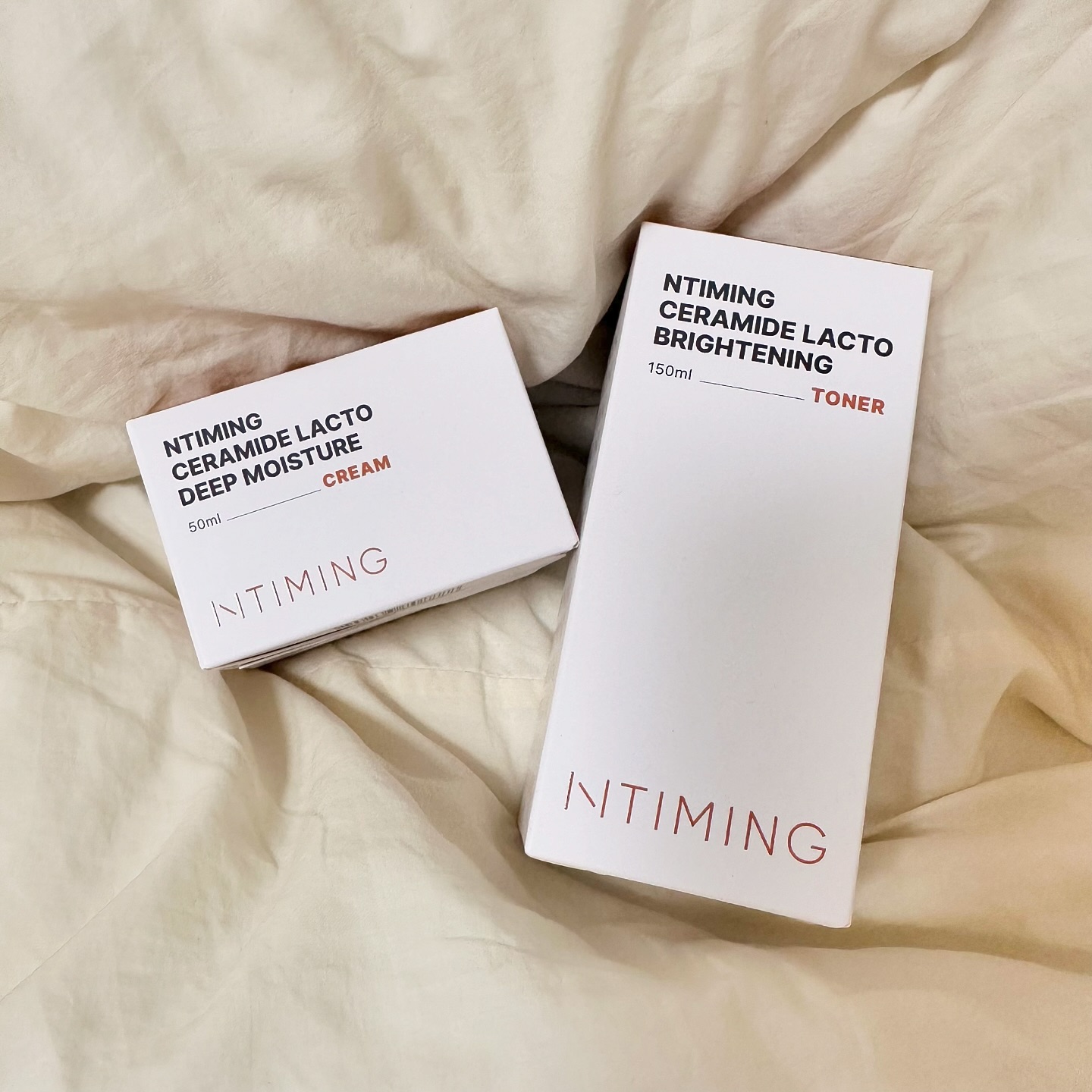특별한 성분 배합으로 피부 컨디션 강화에 도움을 주는 엔타이밍 세라마이드 토너+크림이에요!

밀크 세라마이드, 리포좀 기술로 피부 수분 장벽을 탄탄하게 잡아주고 피부 속 깊은 곳까지 개선시키는데 도움을 주는데품인데 
너무 가볍지고 않은 느낌의 토너와 촉촉한 크림! 

☑️크림
락토바실러스발효물 함유로 수분을 빠르게 공급하고 탄탄한 수분장벽케어를 도와줍니다
-시어버터 함유로 수분 증발 방지 및 강력한 보습에 도움
☑️토너
나이아신아마이드 함유로 속부터 맑은 피부 톤케어에 도움을줘요
-5중 시카진정케어로 빠른 진정

#엔타이밍 #수분크림 #수분크림추천 #브라이트닝토너 #밀크세라마이드 #리포좀화장품 #보습크림 #세라마이드크림 #세라마이드토너 #미백토너 #수분토너 #진정토너 #스킨 #시카토너#토너