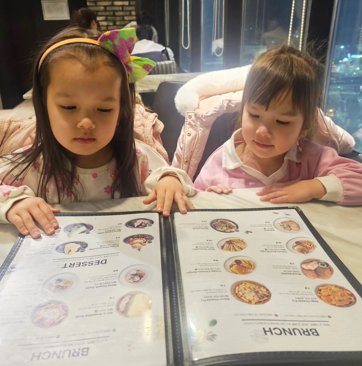 #협찬 오래만에 아빠랑 브런치 데이트!!
브런치는 브런치빈이죠!! 
지금까지 자주 방문 하는 곳이 브런치빈 아당점이요! 이번에 아빠가 공주님들 델이고 갔어요!! 음식도 맛있게 먹고, 아빠는 커피, 공주님은 좋아한 디저트는 초고이었어요! 
요즘 이벤트 해서 다음주 수요일도 가야겠네요!!(마지막주 수요일에 33.000원이상 구매시 치즈인더파니니 증정 하고, 55.0000원이상 구매시 시파이시쉬림프파스타 증정 해준대요!!!!)

#협찬 #파주맛집 #운정맛집 #파주운정맛집 #파주카페 #운정카페 #야당카페 #야당역카페 #파주브런치 #운정브런치 #파주브런치카페 #운정브런치카페 #파주파스타 #운정파스타 #파주루프탑 #파주루프탑카페 #브런치빈 #브런치빈운정 #파주데이트 #파주가볼만한곳 #운정데이트 #야당역맥주 #야당역파스타 #야당역피자 #야당역칵테일 #파주테라스카페