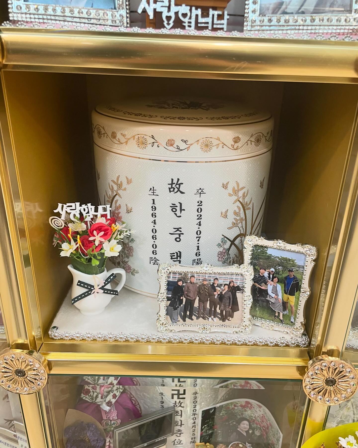 울 아부지 딸랑구 보고싶어도 참아!
다음엔 웃는 모습으로 아부지 또 보러올게 사랑해요🤍