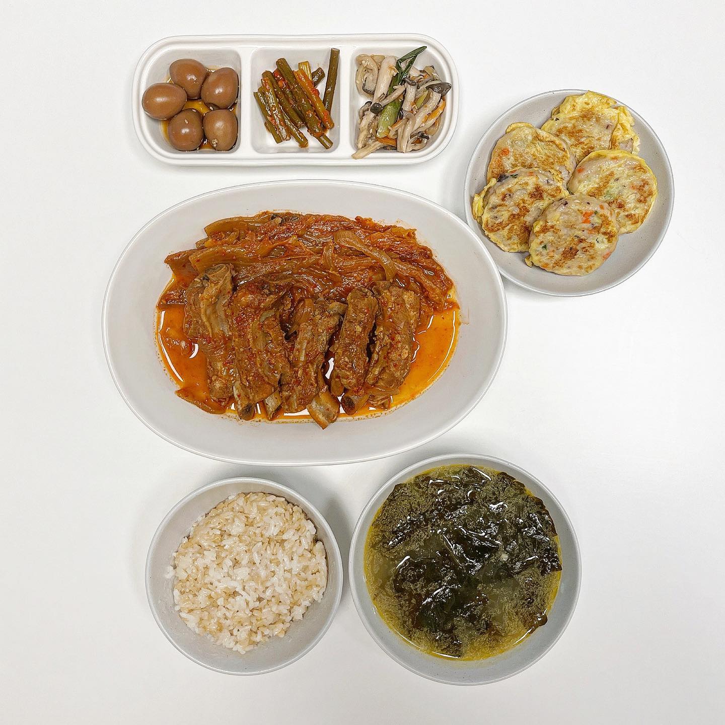 오늘 예랑이 저녁 🍴

➜ 묵은지 등갈비찜 , 미역국 , 해물완자전 ❤︎

오늘 주말이여서 아침부터 반찬하고 
저녁만들었어요 🥹 ㅋㅋㅋ ㅋㅋㅋ 
이제 나한테 주말은 집안일 ,청소, 반찬만들기ㅠ
매콤하게 묵은지넣고 등갈비찜 >< 
국없으면 안되서 미역국 잔뜩 끓여놓기 !! 
등갈비가 푹 잘익어서 넘 맛있다네요 ^_^
미역국도 두그릇 먹었답니다 ..ㅎㅎ 
사골곰탕 넣어서 끓이면 국물이 진하고 맛있어요😊
오늘 예랑이 저녁 끝 🫶🏻

#오늘집밥 #오늘저녁 #저녁메뉴 #묵은지등갈비찜 #미역국 #예랑이 #남편밥상 #먹팔 #홈쿡 #먹스타그램 #맛스타그램 #먹방 #일상 #주말 #소통 #집밥기록 #오늘뭐먹지