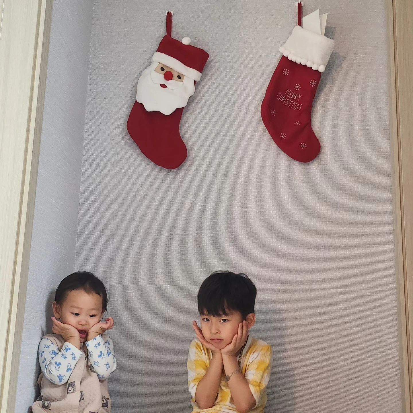 산타할아버지한테 받을선물 적어서 넣어놓고 사진찍어달라는 지후녀석과 오빠 바라기 지아녀석 !