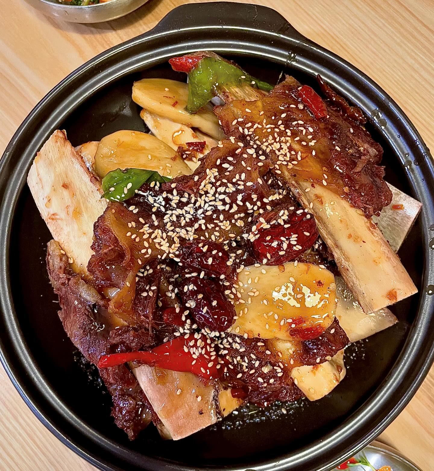 ✔️ 경희면옥 본점
😋 왕뼈갈비찜, 매운갈비찜
🧐 소스에 잘 절여진 왕뼈갈비찜, 뼈와 살이 스르륵 분리되며 볶음밥까지 먹으면 배가 터지는 곳
단짠단짠의 정석을 보여주는 매운갈비찜 많이 맵지는 않으나 맵기 조절도 가능함

서울 동대문구 이문로 7 민족통일MJ캠퍼스경희대2차 B101호

#jmt #존맛 #동네맛집 #맛스타그램 #맛집소개 #맛집스타그램 #맛집추천 #맛집탐방 #맛스타 #먹스타 #맛집 #먹방 #맛집투어 #먹방스타그램 #먹스타그램 #오늘의맛집 #맛집공유 #추천맛집 #찐맛집 #전국맛집 #맛집여행 #맛집그램 #맛집코스 #먹스타맞팔 #핫플레이스 #핫플 #서울여행 #서울여행지추천 #서울데이트코스 #내돈내산