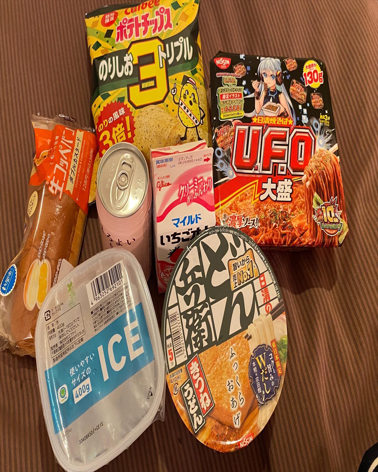 일본 편의점 음식털이
맛있었던거
초록색 유부우동 컵라면 : 유부가 👍🏻
계란말이 : 일본은 계란이 👍🏻
로손 치킨 너겟(치즈맛) : 식었는데도 👍🏻
쟈지 우유푸딩 : 어른들을 위한 이유식, 우유맛 요거트 먹는 느낌👍🏻
#일본편의점음식 #유뷰우동 #로손치킨너겟 #쟈지우유푸딩 #계란말이