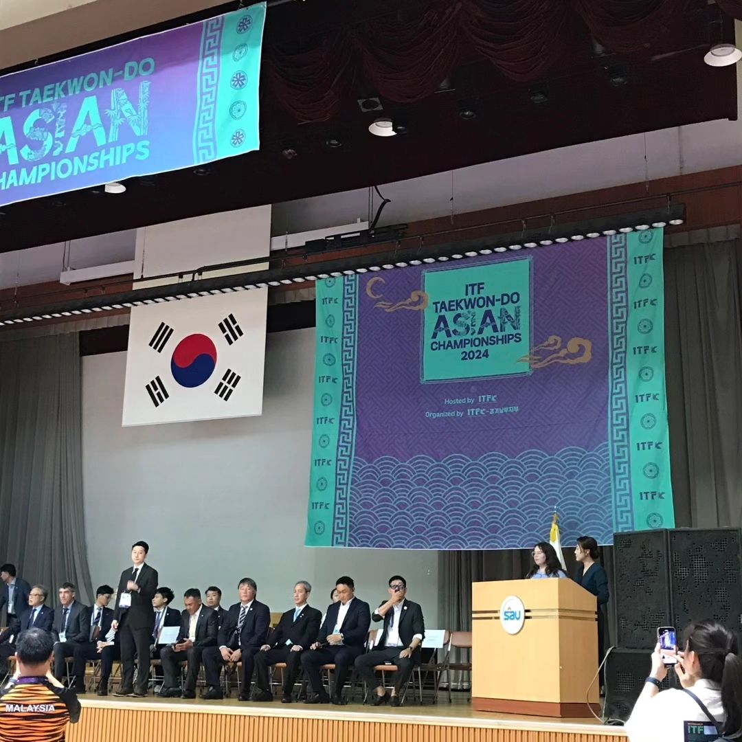 예정에는 있었겠지만 ㅎㅎㅎ
나는 몰랐던 영어MC와의 호흡~ 
(아마추어 미국인 챙겨주기 ㅎㅎㅎ 팔로팔로미)

그리고 크고 작은 돌발변수들~~몰랐지만 당황했지만...
그런 거 커버하라고, 그럼에도 잘 해내라고 전문 진행자 쓰시는 거죠~? (그거 테스트 하려고 자꾸 이러시는 거죠~? ㅎㅎㅎ)
좋은 게 좋은 거고 잘~~끝내면 된거죠~^^

특히나 이런 국제행사는 담당자들도 챙길 게 많기 때문에 
이럴 때 일수록 진행자가 중심을 잘 잡아줘야 한답니다
그게 그냥 우리 일이라는 ㅎㅎㅎ

어딜가든~ 안정적이고 흔들림없는 진행~
해내고야 마는 게 우리의 사명이자 미션이기에
오늘도 재미나게 잘~ 끝내고 왔습니다!!
그리고 사실 그런 거 해결할 때 더 짜릿하기도 해요~^^
세상에 완벽하기만한 행사장이 어디 흔한가요~? 
이런 게 또 현장의 묘미죠
그럼에도 제가 가서 도움이 됐다면 저는 그걸로 기쁩니다~♡

덕분에 좋은 경험도 하고 한 뼘 더 성장했어요
-----------------------------------
오늘은 2024 ITF 아시아태권도참피온쉽 &
제5회 태권도 ONE 챔피언십 개회식 MC
국제대회라 영어MC와의 합을 위해 아침 일찍 리허설 나왔어요
오늘 내일 대회를 위해 참석하신
국내 1438명 해외 15개국 450명 총 1880명의 선수들이 
마음껏 기량을 뽐내고 좋은 추억 만들어 가시길 바라겠습니다~ 팟팅~!

ps.언제나 좋은 기회 주시는 내사랑 빛나는엠씨~ 감사합니다 shinymc_official 
헤어는 10년 넘게 저랑 호흡 맞추고 있는 청담드니 denii_chungdam
예쁜 사진과 영상 잔뜩 찍어 준 아림님~ 고마워요
yalin_chinese

#하나리아나운서 #여자아나운서 #아나운서섭외 #여자아나운서섭외 #행사MC #행사진행 #행사섭외 #공식행사 #기업행사 #로드쇼 #포럼 #경쟁입찰PT #투자유치 #데모데이 #해커톤 #투자유치컨설팅 #투자유치설명회 #IR피칭 #IR피칭컨설팅 #엔알컴퍼니 #주식회사엔알컴퍼니 #시상식 #기공식 #준공식 #상량식 #음악회 #축제 #개회식