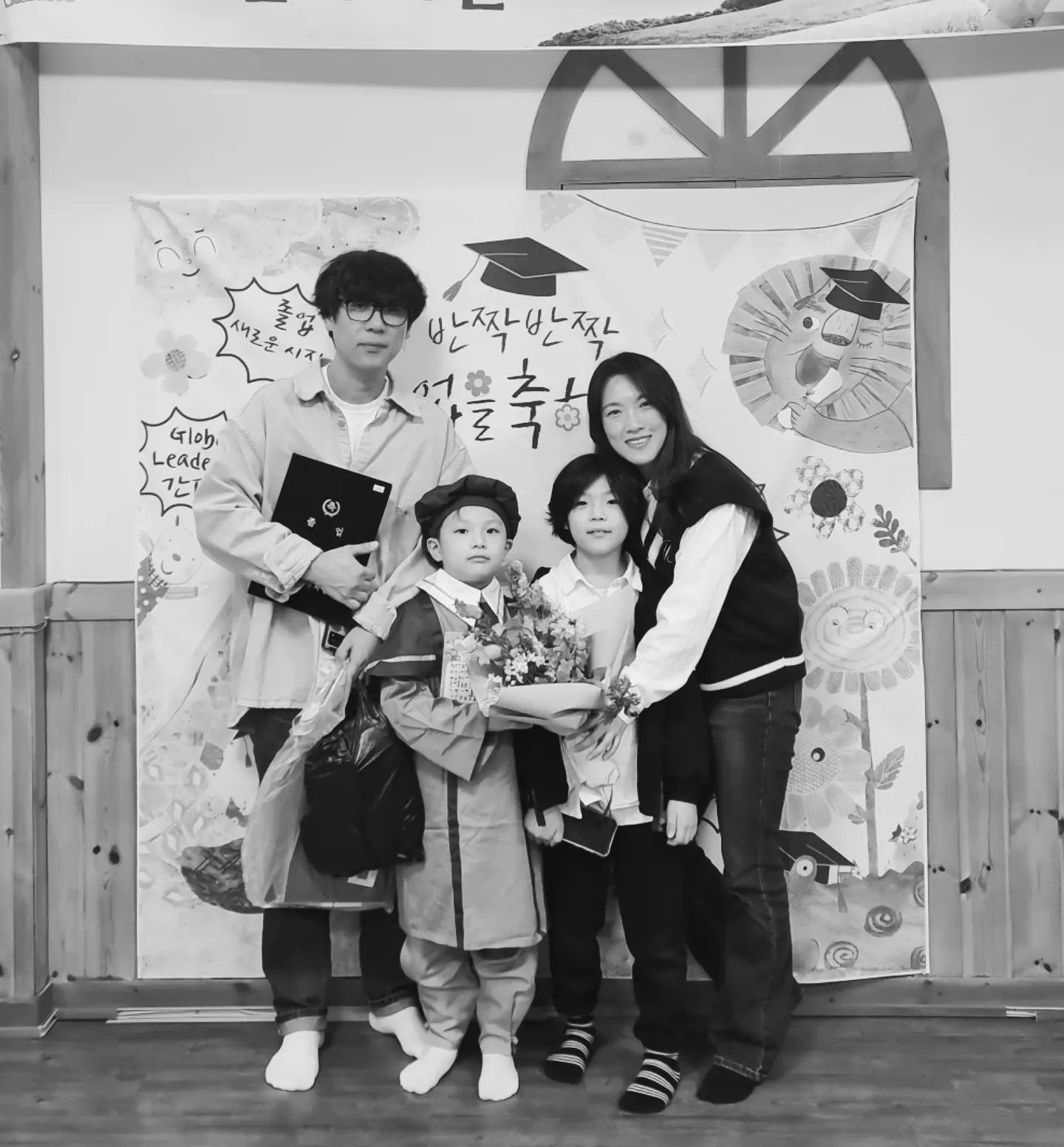 #유치원졸업식
#두찌축하해🥳

시끌벅적했던 졸업식
심히 혼잡한 나머지 
아쉬움에 고이던 눈물이 
고였나?할 틈도 없이 쏙쏙 들어가는 경험;;;;;
두 아이를 모두 맡아주셨던 선생님과도
쫓기듯 인사를 나누고 돌아서야했다;;
그래도 마음만은 전해졌기를..🫶

지루함을 견뎌준
두 아이들 모두 대견하다👏👏👏

졸업가운 벗고나니
한량처럼 한복 걸치고 
마지막으로 실내놀이터로 직행하셨다.

포토존 다 놔두고 거참...;;
그래도 가장 하고싶은걸 하고 가는게 맞을듯하여..
는 적당히 하고 배고프니 빨리 가자.

이런날은 짜장 먹어야할 것 같지 않나?
라는 생각을 사뿐히 반사하고
졸업생 의견에 따라 파스타 드시러 ㄱㄱ
너무 급히 먹어 음식 사진도 없다ㅋㅋ;;;

#에이엠다이닝키친옥계점
파스타 맛있쪙😋
아이들도 늘 좋아하니 단골되는걸로~

빨리 학교에 가고픈 마음뿐인 션이는
아드레날린 과다였나;;;;
하루종일 기분 좋더니
저녁무렵 코피 퐈😨💦
푹 자고 내일은 쉬엄쉬엄 놀자..

방학시즌3 [엄마엄마x2]
Comming soon🥲
예쁜 꽃 보며 버텨야징
Thanks to.
aullingflowershop

#구미맘 #형제맘
#초등맘 
#네버엔딩겨울방학