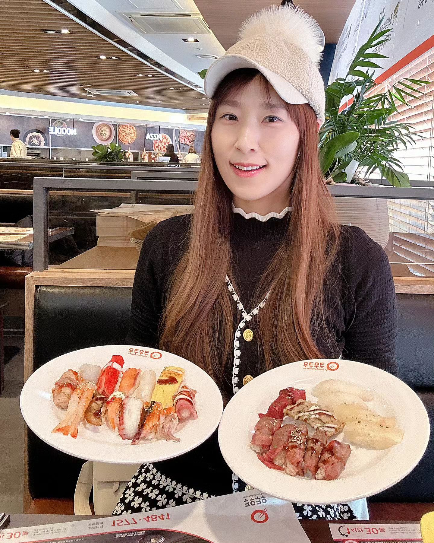 #협찬 
🌞새해 오랜만에 찾은 #쿠우쿠우 
🍣초밥 종류가 원래 이렇게나 많았나요?
🤭입장 전에는 하나씩 다 먹을테닷 결심하고 들어갔는데 
😅먹다보니 배가 찢어질것 같아서 끝내는 한개씩 맛보기 못했단 ㅠㅠ

핫디쉬요리부터 튀김, 각종 누들과 샐러드까지 
내 사랑 디저트들도 맛 좋았는데 딱 한접시로 달렸네요. 
그날 저녁까지 배가 안 꺼졌는데 
담날 소화다되고나니 또 먹고 싶은거 있죠?

회는 정말 신선했고, 
바로 구워주시는 소고기초밥은 말해뭣해요 ㅠㅠ 
내사랑 연어는 사르르륵 녹고 
우리 꼬맹이는 최애 슬러시, 눈꽃빙수, 와플에 올인하고 왔다죠.ㅎ

🩷쿠우쿠우 향남점 직원도 친절하시고 
🍴매장도 깔끔하고 음식 정말 잘 나오네요. 
울가족들 새해부터 뱃속 기름칠 만족도 최상 😋😝

#쿠우쿠우향남 #향남스시 #향남뷔페 #향남초밥 #향남맛집 #향남지구맛집 #향남지구스시 #향남지구초밥 #하길리맛집 #향남초밥뷔페