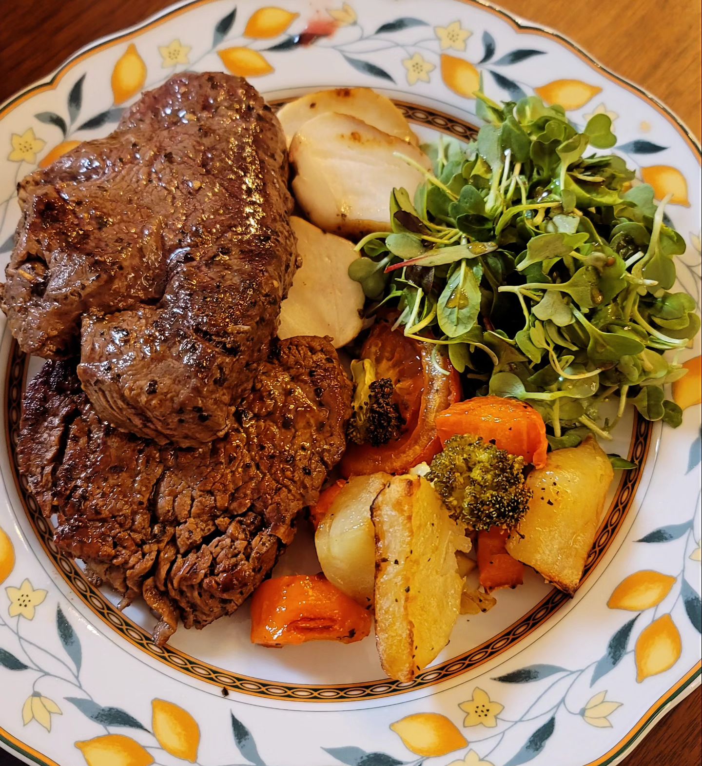 준우 친구네 저녁식사 초대 받아서 다녀왔는데
완전 맛있게 잘 먹고 왔어요.
부드러운 스테이크에 야채들도 넘 맛있고
파스타도 직접 만드셨다는데
유명한 레스토랑에서 먹는 것보다
훨씬 더 맛있었어요. 👍
와인도 마셨는데 미처 사진을 못 찍었네요.
맛있는 음식 정말 감사합니다.
#디너초대 #홈쿠킹 #저녁식사초대 #스테이크 #파스타 #음식솜씨최고 #foodstagram