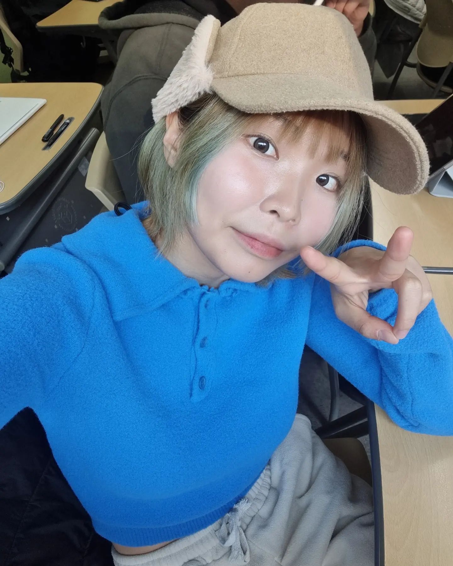 내가 오늘따라 창백하고 아파보인다면?
걱정 마세요 반생얼일 뿐임😇
진짜 아프면 밖엘 안 나옴요🥲
대충 모르는 척 해주기~♡