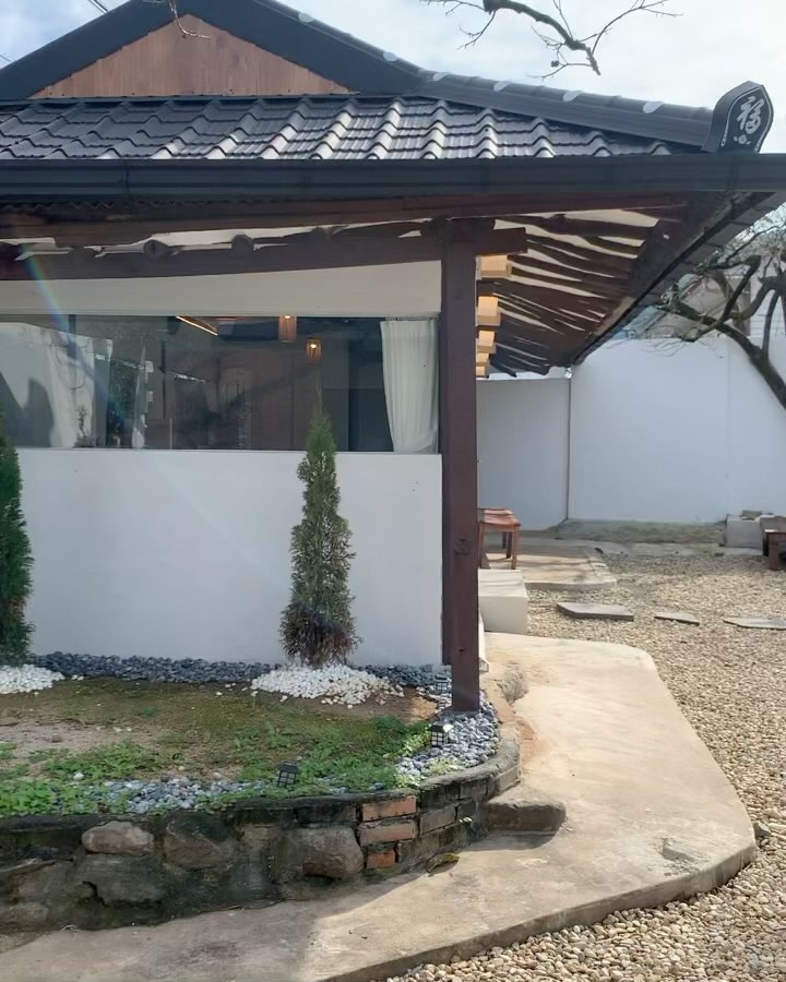 #협찬

이번에 나린이랑 첫 1박 2일 여행 성공적 ><
이렇게 감성 터지는 #청도독채펜션 이라니!
실내 수영장도 생각보다 커서 
어른들이 놀기도 좋았고 4계절 미온수라
나린이도 감기 안걸리고 물놀이완료 
아 역시 한옥펜션이 진짜 예쁘고 좋은듯
공간마다 감성인테리어 소품들도 마음에 들고
침대도 넘나 포근포근
적선지가 덕양점은 기본인원 6인에
최대 10인까지라 독채,별채,수영장으로
건물이 3동이다보니 세 가족정도가 가도
넉넉하겠다 싶었던 곳 :)
아 또 가고싶다구우우우!!!

#청도펜션#청도#대구가볼만한곳#대구근교나들이#청도풀빌라#풀빌라펜션#청도여행#청도풀빌라펜션#청도한옥#청도한옥펜션#한옥펜션#적선지가#적선지가덕양점