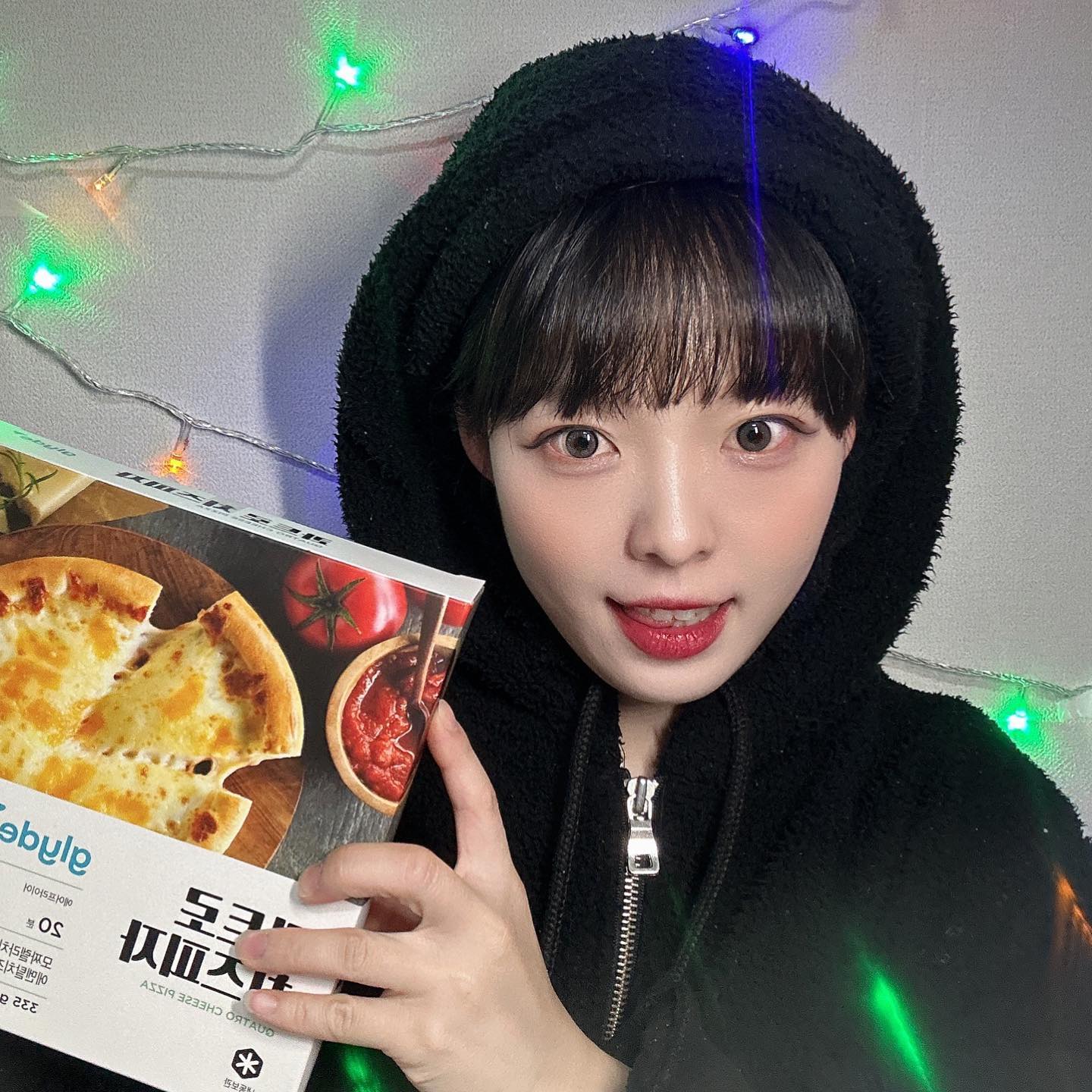 #협찬 #ad #유료광고 

저를 잘 아시눈 분들은 제가 피자를 별로 좋아하지 않는다는 걸 아실텐데요..
피자의 편견을 깨준 .. #콰트로치즈피자 칭찬해 🥹
냉동피자인데.. 일반 피자보다 취향저격 당했어요. 치즈폭포라고 불리울 정도의 치즈…. 양이 어마어마 하다는 점! 
치즈 향이 은은하게 풍미가 좋고 와인,맥주, 소주 안주로 제격 🍷

상큼한 토마토 소스의 맛까지 느끼함을 잡아줘서 더 할 말이 없네요

간편하게 에어프라이기에 돌리면 끝… 제돈 주고 매일 사먹을것같아요 😌

#냉동피자 #글라이드피자 #치즈피자추천 #피자추천 #치츠폭포피자 #glyde #글라이드
glyde.co.kr