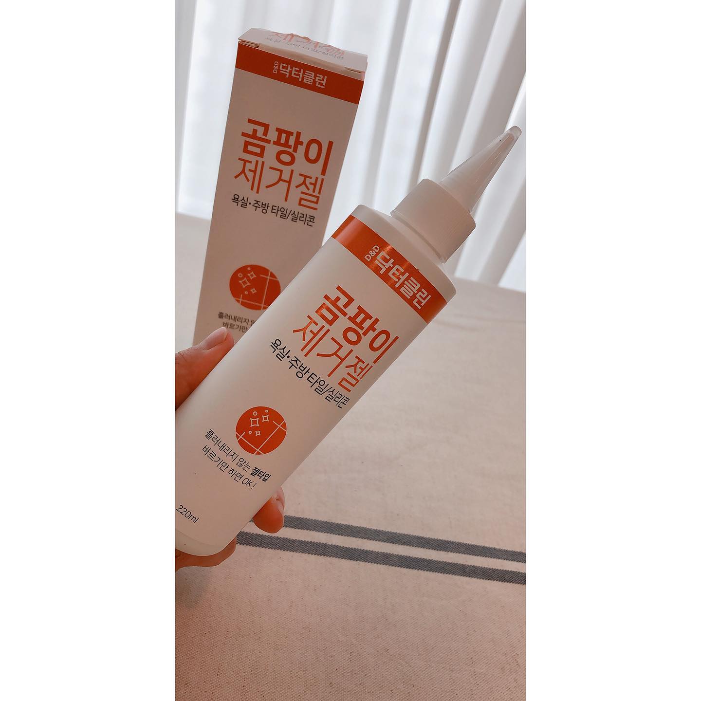 #협찬

유난히 추웠던 지난 겨울날...
아파트 틀만 남기고 샷시까지 싸악 뜯어고쳐🛠️인테리어하고 입주한지 2년도 안된 장폴몬하우스🏠인데;;; 결로가,,,😭

춥다고 환기를 잘 안시켜서 그런가..?̆̈
아님 집안이 작년보다 따뜻했던건가...?̆̈
이제 🌱🌿🪴따뜻한 봄이 왔으니 샷시 실리콘에 생긴 결로 곰팡이를 없애기 위해 사용해본 닥터클린_곰팡이제거젤 

흐르지 않는 젤 타입이라 경사진 곳도 수직면에도 사용하기 편하고 쭈욱 짜고나서 3~5시간 뒤에 닦아주면 곰팡이가 사라져버리는 닥터클린_곰팡이제거젤