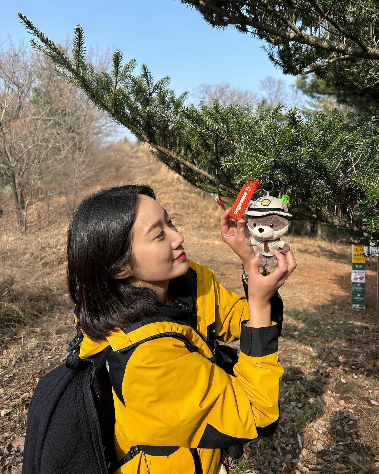X maeil_selex 

축령산은 나무길도 예쁘고 
바위에서 보는 뷰도 예쁘다던데
그런거 하나도 모르겠고 그냥 운동하고 왔습니다

” 먹는거 까지가 운동이다 “ 라는 말 아시죠?
프로핏 우유 단백질이 가볍게 챙겨다니기 좋아서 
가방에 넣어갔다가 등산하고 꺼내먹는걸로 멋지게 마무리 ✨

저는 요즘 하루에 한번씩 마시고 있는데
밀크 바닐라와 모카 초코맛 
둘 다 맛있어서 번갈아가며 열심히 섭취중입니다

근육 합성에 필요한 
필수 아미노산이 들어있다고 하니까
4주후에는 멋진 근육이 생겨있을수도 후후 

저랑 산에서 만나면 
등산 운동 열심히하고 우유단백질
챙겨먹을 기회 드립니다 🫡 

같이 득근하자요 

#셀렉스 #프로핏 #프로핏터solo #프로핏우유단백질 #밀크단백질 #우유단백질 #프로틴 #프로틴음료 #MPI #제로슈가 #단백질음료 #마시는단백질