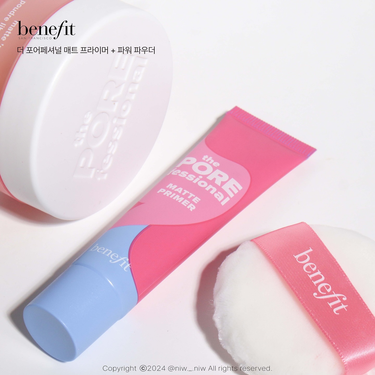 #광고

[ #베네피트 더 포어페셔널 매트 프라이머 + 파워 파우더 ]

여름 맞이 베네피트의 완벽한 깐달걀 베이스템이에요 ‪(͒ ⑅ ˙꒳​˙ ฅ )͒

더 포어페셔널 매트 프라이머는 로션 같은 부드러운 텍스쳐에
실키하게 마무리되는 #모공블러프라이머 예요.
미네랄 파우더가 불필요한 유분에 흡착해
과도한 유분, 피지를 잡아주고 모공도 쏙쏙 메워주는 제품이에요.
로즈힙 추출물이 들어 있어 피지 컨트롤에 더 도움이 되고
8시간* 보송한 메이크업이 유지돼요.
( * 31 명을 대상으로 진행한 기기평가 결과)
스머지 프루프, 스웨트 프루프, 논코메도제닉 제품으로
땀이 많거나 민감한 피부를 가지신 분들도 사용할 수 있어요.

더 포어페셔널 파워 파우더는
모공과 유분을 즉각적으로 커버해주는 #포어블러링파우더 예요.
16시간* 메이크업이 유지되는 파워-래스팅 제품으로
(*25명을 대상으로 한 기기평가 결과)
아주 고운 입자의 미네랄 파우더가
피부에 가볍게 밀착되어 과도한 유분을 잡아주는 제품이에요.
자연스러운 베이지 컬러감으로,
모든 피부에 자연스럽게 올라가요!
이 제품도 스머지 프루프, 스웨트 프루프, 논코메도제닉 제품이에요 :-)

여름 메이크업은 베네피트와 함께해요 ✨

#POREfessional #베네피트포어페셔널 #베네피트프라이머 #베네피트파워파우더 #모공프라이머 #프라이머추천 #모공지우개 #모공파우더 #모공블러파우더