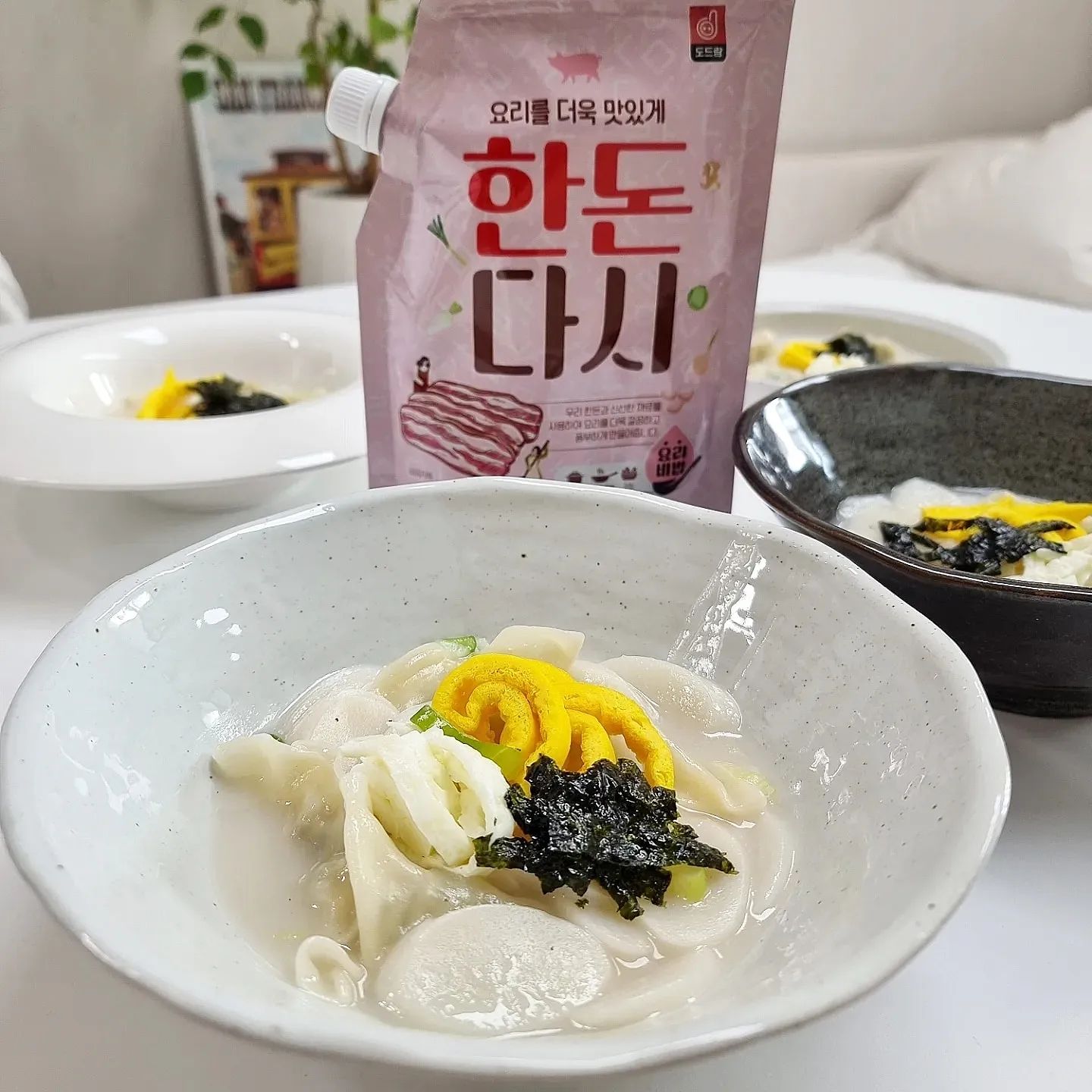 #제품협찬《 감칠맛을 살리는 비법, '한돈다시' 》 

설날이라고 끓여본 떡국이 생각보다 맛있어서 또 끓여본다.
요리솜씨 없는 내가 끓인 떡국 맛이 괜찮았던 이유는 있다.
도드람 '한돈다시' 🥩 

'한돈다시' 는 도드람이 키운 신선한 국내산 돼지고기를 사용해 
고기의 감칠맛을 최대한 살린 프리미엄 조미료이다.
국, 찌개, 볶음, 무침 어떠한 요리에도 어울려 
맛을 풍부하게 내주는 조미료 

육수를 내지 않아도 간편하게 떡국의 맛을 낼 수 있어서 좋다.
밋밋한 볶음요리에 살짝 넣어주니 
아.. 이래서 조미료를 쓰는구나 싶다. 

국산 돼지고기, 국내에서 생산한 천일염을 
사용해 믿고 먹을 수 있고
밀폐 가능한 캡파우치라서 사용하기에도
사용 후에 보관하기에도 좋다. 

[도드람 한돈다시 구매링크]
https://me2.do/Fgs9uSkt
.
.
.
#도드람 #도드람한돈 #한돈다시 

#도드람한돈다시#떡국 #떡국레시피 #명절 #명절음식 #명절음식준비 #명절상차림 #명절캠페인 #프리미엄조미료 #아줌마닷컴 #우먼테이블 #조미료 #조미료추천 #국내산조미료 #감칠맛 #감칠맛가성비 #명절음식활용 #명절음식주문 #초보요리 #요리초보
