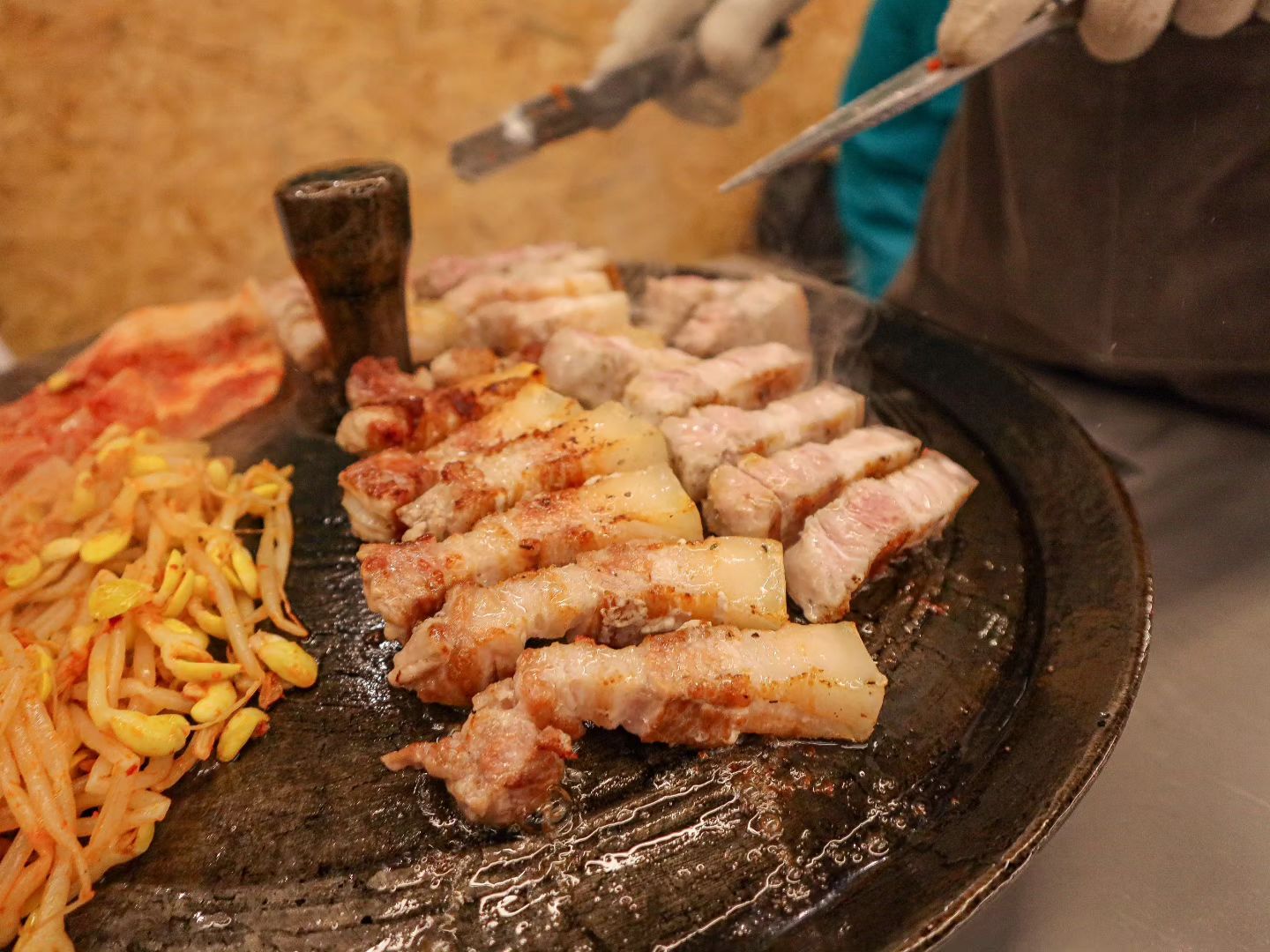 .
숙성이고 나발이고 좋은 고기가 맛있습니다.

📍목구멍 배곧점

열 보존율이 높은 솥뚜껑에 구운 고기라 육즙이 풍부하고!
콩나물, 배추김치, 돌산 갓김치, 파절이, 제주멜젓 등 다양한 곁들임
+ 처음부터 끝까지 고기를 구워주니 안갈 이유가 없겠죠?

삼겹살 180g에 13,000원이라 가격도 부담스럽지 않아서 아주 좋습니다👍

실패없는 고깃집 '목구멍 배곧점' 추천드립니다.😀

🏠 경기 시흥시 서울대학로264번길 7 122, 123호
📝 월~금: 16:00 ~ 24:00, 토~일: 12:00 ~24:00
☎️ 0507-1320-9227
.
.
.
.
.
.
.
.
.
.
.
.
.
.
#시흥맛집 #배곧맛집 #배곧신도시 #배곧신도시맛집 #목구멍 #목구멍배곧점 #삼겹살맛집 #목살맛집 #시흥삼겹살 #배곧삼겹살 #배곧가볼만한곳 #배곧데이트 #맛집 #맛집투어