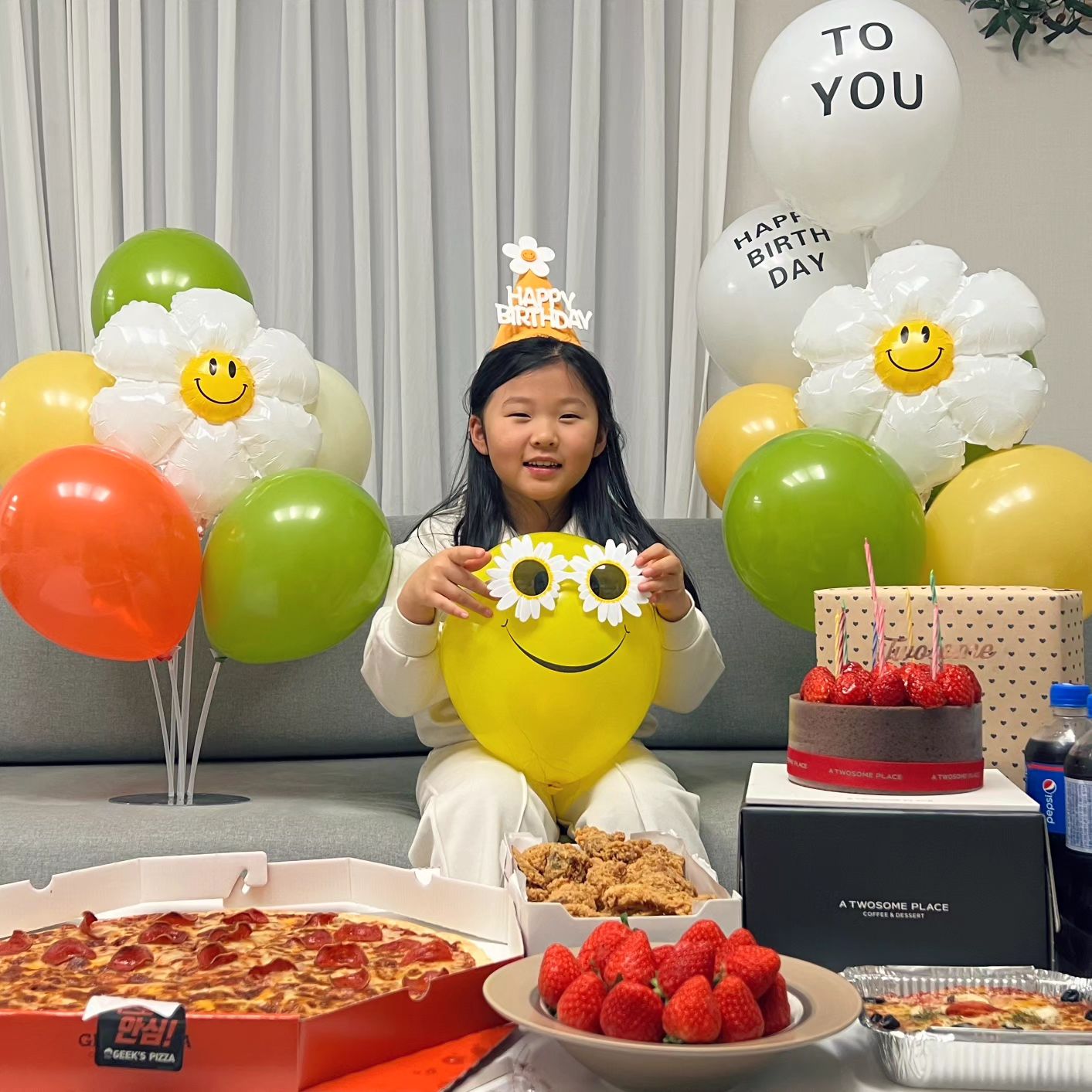 #첫줄 

아침 생일상 차리고
저녁은 평상시 엄마가 안사주는
이라고 말했던ㅋㅋㅋㅋ
음식 잔뜩시켜서 파티❤️🥳

ㅋㅋㅋㅋ웃고 떠들다가 잡아놓은 풍선도 엉망인줄모르고
신나게 찍은사진 사진300장🤪

이모들이 파티준비 같이해주고 
하리니 넘좋아하는
선물잔뜩준비해주고 🎁
함미 할부지 용돈받고 영상통화로 마무리

오늘만큼은 우리 하린이가 제일 행복 했기를💝

.
.
.
#생일축하해 #우리딸 #둘째딸 #딸스타그램 
#생일 #생일파티 #사랑해 #고마워