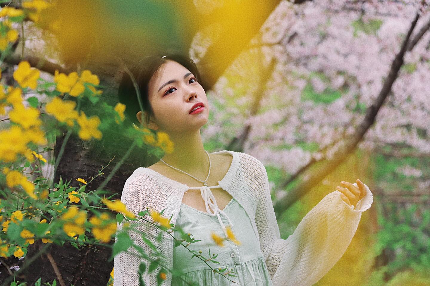 🌸🌿🌼

떨어지는 벚꽃잎을 잡으면…
-
가장 마지막에 찍은 벚꽃 스냅 드디어 업로드🙌🏻

벚꽃이 떨어지기 딱 며칠 전 친한 언니가 찍어줬어요!!
취미로 찍기엔 너무~~ 잘 찍는 못 하는게 없는 언니💕
애정하는 사람의 카메라에 담기니 모든 사진이 다 좋더라구요🤭

떨어지는 벚꽃잎을 잡으면 사랑이 이루어지기도 하고
소원이 이루어지기도 한다던데

언젠간 제 소원과 사랑도 이루어지길 ㅎㅎ