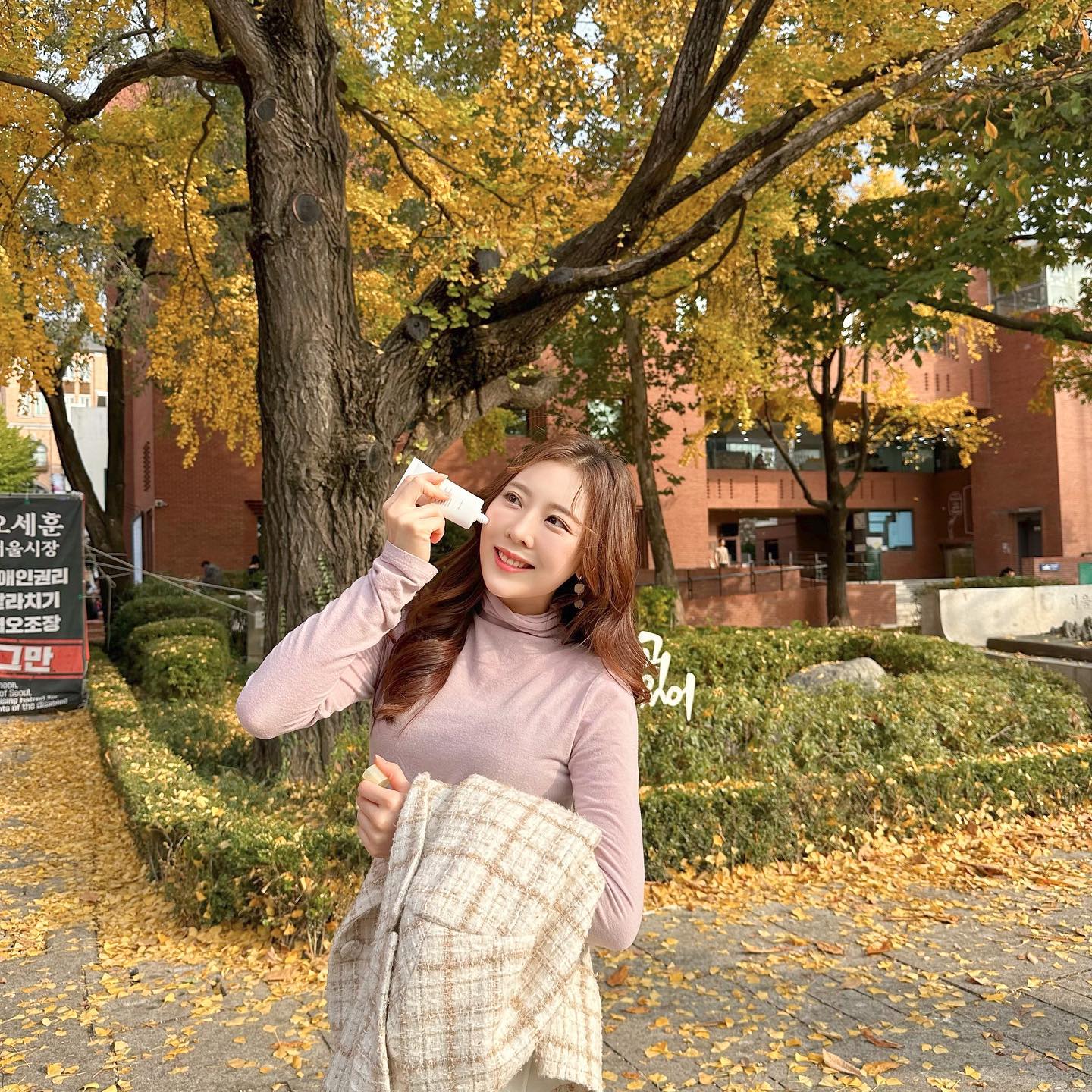 #광고 klairs.global dear_klairs 
요즘 진짜 왜케 추워요?!🥹🍂

날이 추워져서 수분크림을 듬뿍 바르다 보니 선크림은 가볍고 끈적이지 않는 것을 찾게 되는데,
요 아이가 딱 그런 가볍지만 강력한 선크림이였어요!🤍
얼굴뿐만 아니라 바디에도 가볍게 바를 수 있어서 공연 갈 때두 하나 딱 들고 가면 체고✨👍🏻
여드름성 민감성 피부도 부담없이 사용할 수 있다하니 더 안심하고 쓸 수 있게쬬?🫶🏻

#제품지원 #클레어스 #올데이에어리선스크린 #선크림 #선크림추천 #썬크림 #여름필수템 #klairs #클레어스 #선스틱