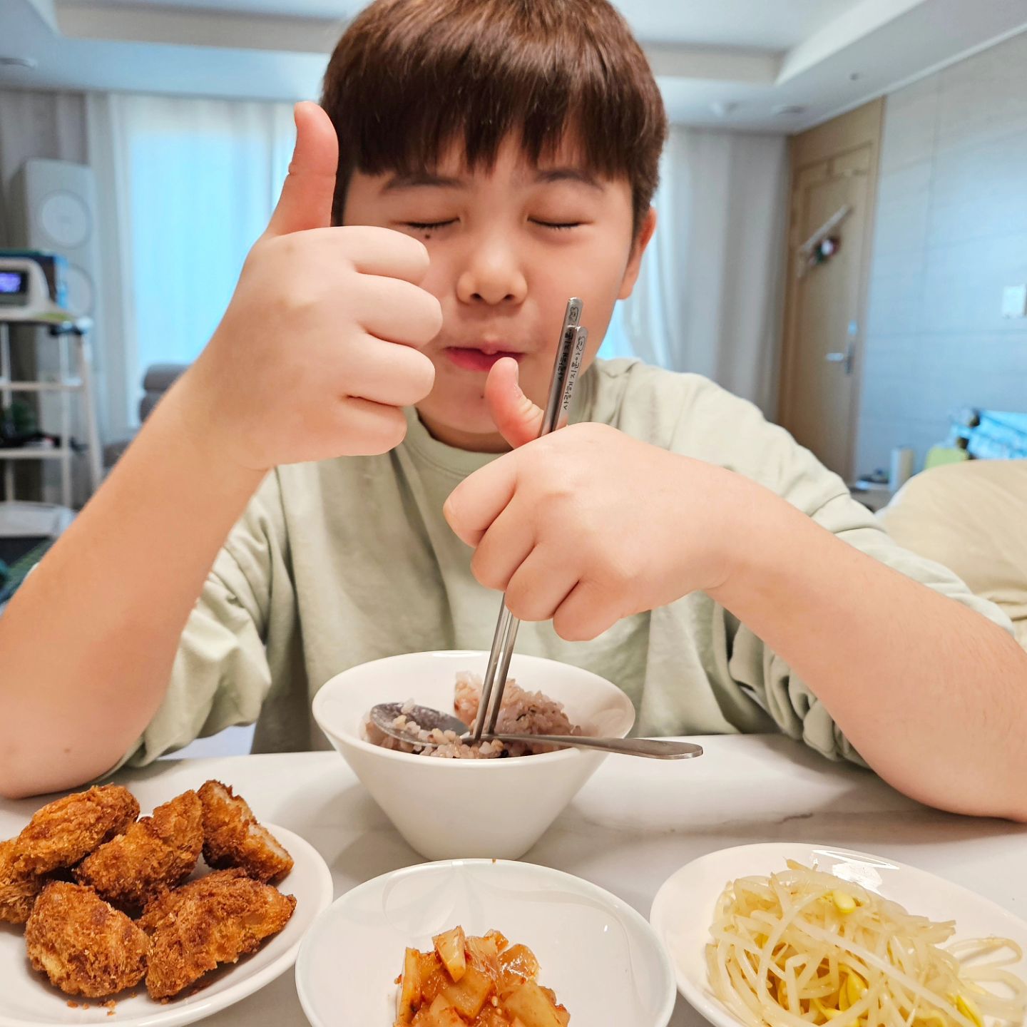 #제품제공 open_storeroom 

요즘 잡곡먹는 후니,
#열려라곳간 혼합잡곡이랑 백진주쌀 2:1로 섞었더니
보기만해도 윤기좌르르, 쫀득쫀득하고 부드러운 잡곡밥이되서
후니도 요즘 너무 잘먹는 잡곡밥😍

콩 싫어하는데 부드럽게 섞여있어서, 백미보다 잡곡비율이높은데도
거칠지않고 부드러운게 너무좋은데 오색잡곡이 보기에도 너무예쁨!
.
.
.

#열려라곳간 #참새들 #열려라체험단