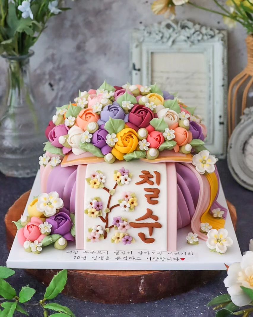 😍 .

아버님 칠순케이크로 준비하신 
2호 사이즈 글씨포인트 꽃보자기케이크 .

핑크보라 컬러 조합으로 
예쁜꽃 가득올려 준비해 드렸습니다 .

기쁜날 찾아주셔서 감사합니다 💕 .

.
.
.

🚫디자인 도용을 금지합니다 🚫 

⠀
✅ 주문및 클래스 문의는
카카오플러스친구 👉 댕스플라워케이크
<인스타프로필 바로가기 클릭 😍 >
⠀
디엠❌ 덧글❌ 전화❌
⠀
📍 댕스플라워케이크는 떡공방 입니다.
⠀
고급품종쌀을 직접 공방에서 방아하여 사용합니다.
⠀
1인공방으로 
하루 제작수량이 정해져 있어
100% 예약제 이며 , 
필요하신 날짜가 결정되시면 
빠른 예약을 권해드립니다.
⠀ 

⠀⠀⠀
✔주문제작및 
 원데이클래스 / 취미반 /심화반 /창업반 상시모집 .
⠀
⠀
⠀
⠀
#인천앙금플라워케이크 
#인천떡케이크 
#인천앙금플라워클래스 
#인천보자기케이크
#동인천떡케이크 #신포동떡케이크
#인천칠순케이크