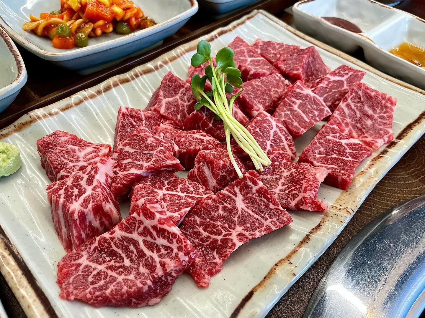 투툼한 석쇠불고기와 깍두기 육회 맛집🐂
#언양 #언양전통불고기 

 - 언양석쇠불고기 : 22,000원
 - 깍두기 육회 : 30,000원 

석쇠불고기 나오기 전에 깍두기 육회가 먼저
나왔는데 신선도가 미쳐돌아버렸다ㅜㅜ
와사비 올려서 기름장 찍어먹으면 천국👼🏻

석쇠 불고기는 두툼하고 부드러워서
매콤한 비빔냉면과 같이 강추👍🏻

비와서 힘들었지만 맛난거 먹고 힘 불끈✨