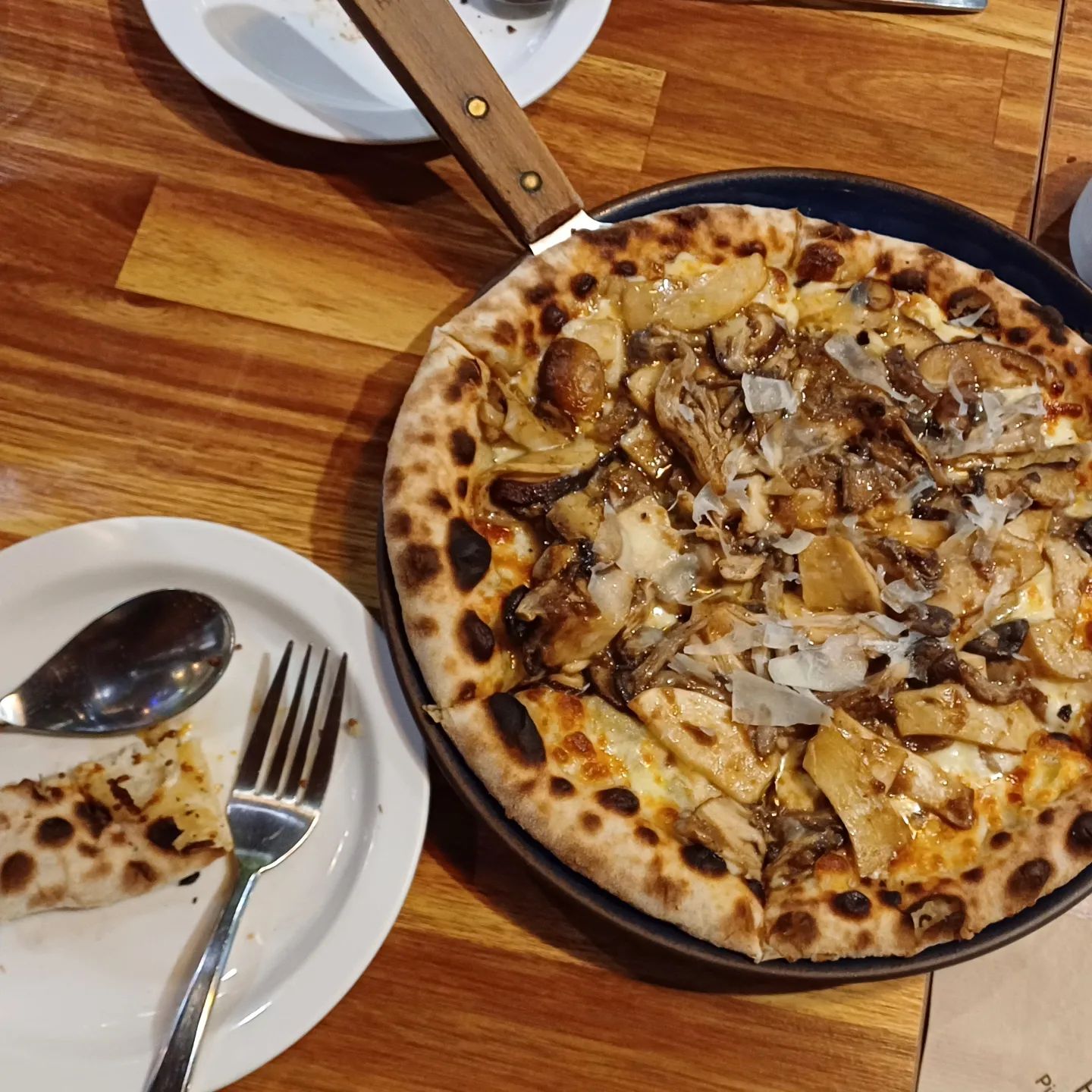#잘먹고잘사는라임씨 #블로그협찬
 
🍕 #피제리아다븟 식전빵은 아보카도 빠네, 갈릭 머스터드 빠네, 썬드라이 토마토 빠네, 플레인 빠네 등등 종류가 다양했어. 
4인까지는 하나, 5인부터는 두 개를 주문한다.

🍕 페쉐 비앙코 리소 파스타  15,000원
크림소스, 쌀모양 리소 파스타면, 흰 살 생선, 판체타(이탈리아식 베이컨), 마늘, 양파 크럼블이 들어간다.
쫄깃한 

🍕 풍기 피자 20,000원
치즈가 덮인 도우 위에 버섯이 그득한 피자. 
쫄깃하고 고소했어.
얇은 도우가 정말 맛있음. ​

​🍕 글라스 와인 잔 당 8,000원
하우스 와인 화이트와 레드 두 종류가 있는데, 둘 다 달지 않은 미디엄 정도였어. 

📍 피제리아 다븟​
주소 |  서울 송파구 백제고분로36길 30 1층
운영시간 | 일~월  11:30~21:00
브레이크타임 15:00~17:00(주말은 브레이크타임 없음)
매주 화요일 정기휴무
주차 | 가게 앞 가능, 사전 문의

#냠냠박사 #쩝쩝박사 #먹팔해요 #먹팔  #먹팔맞팔 #먹팔환영